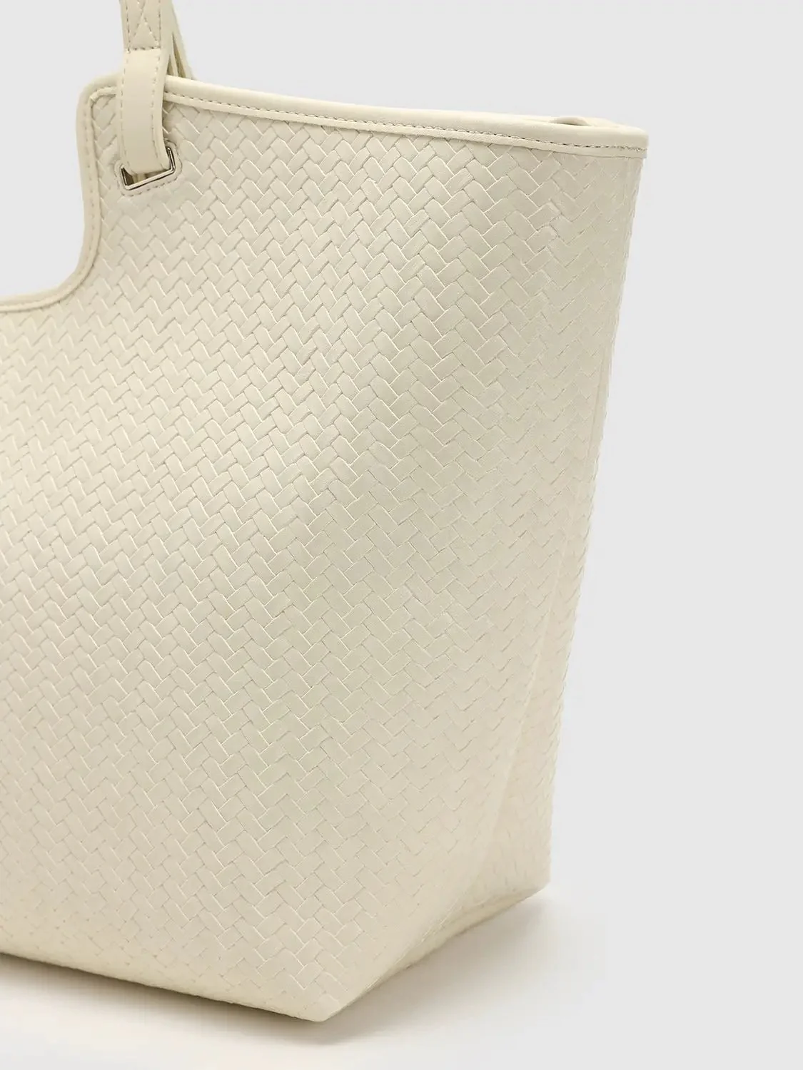 15156-oversize-faux-leather-woven-shoulder-bags-12.webp Oversize Faux Leather Woven Shoulder Bags