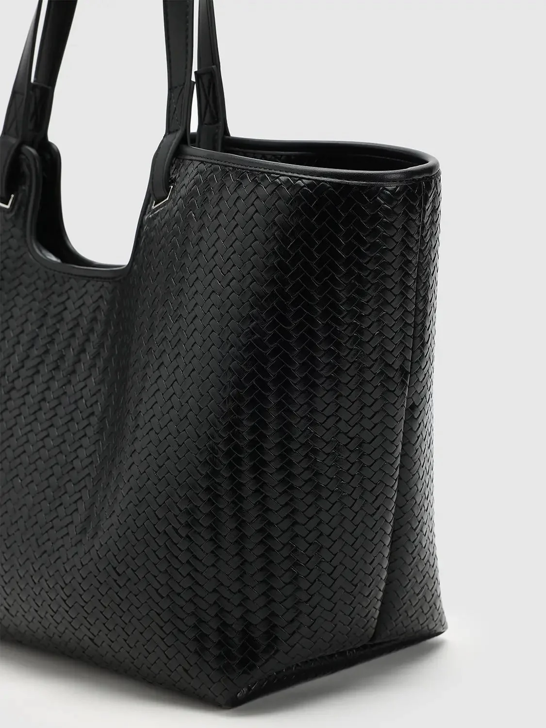 15156-oversize-faux-leather-woven-shoulder-bags-4.webp Oversize Faux Leather Woven Shoulder Bags