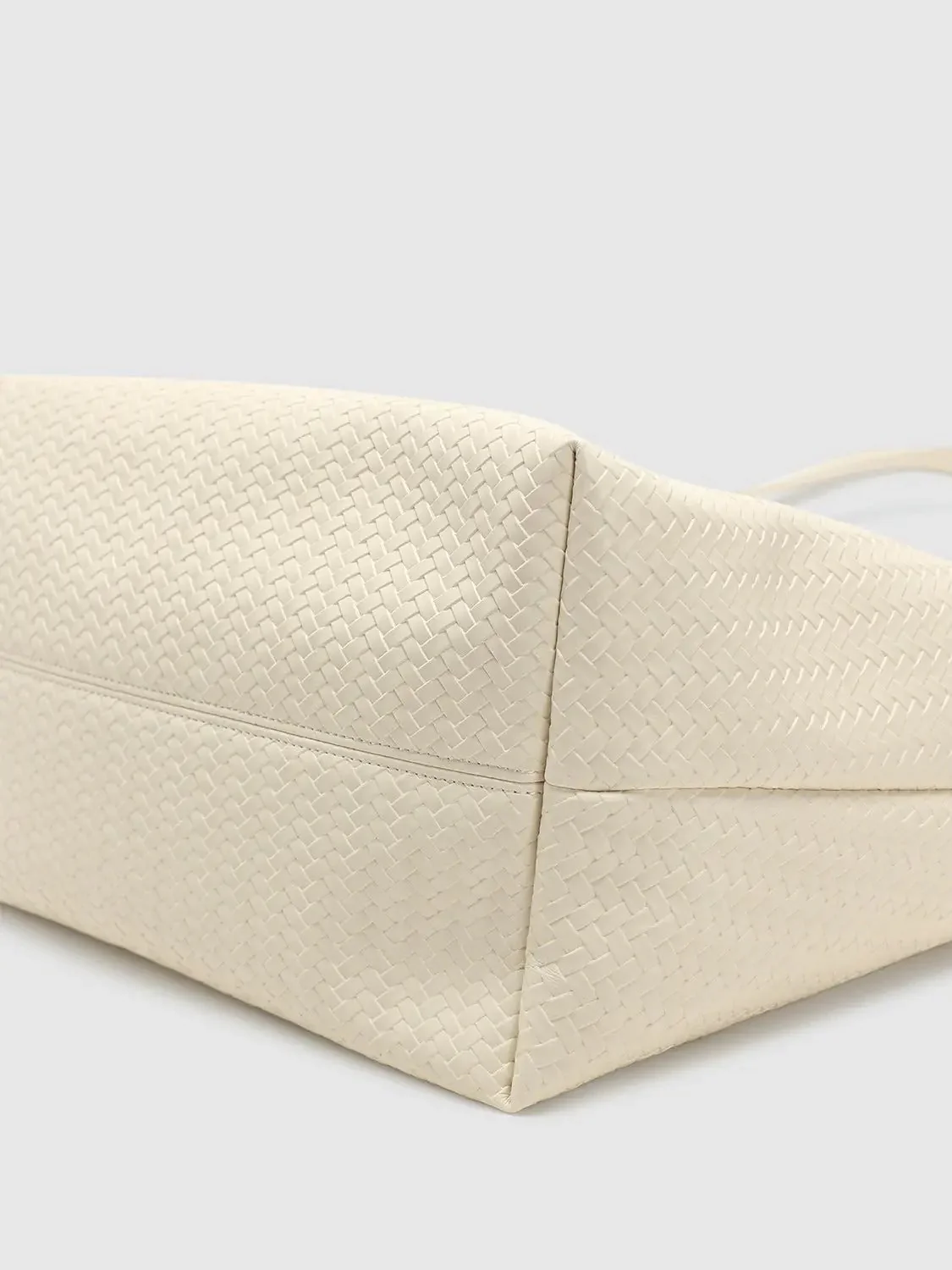 15176-oversize-faux-leather-woven-shoulder-bags-11.webp Oversize Faux Leather Woven Shoulder Bags