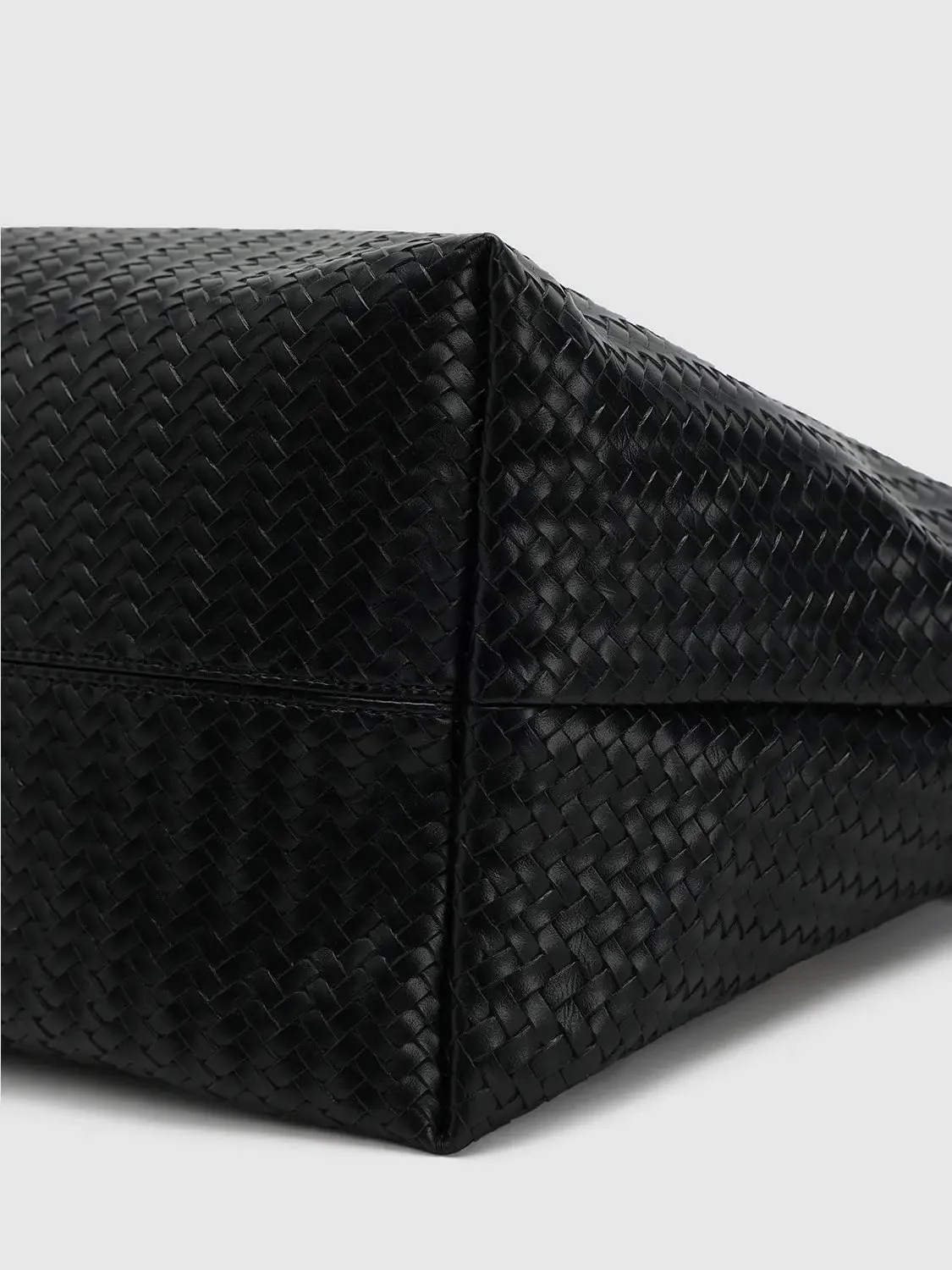15176-oversize-faux-leather-woven-shoulder-bags-4.webp Oversize Faux Leather Woven Shoulder Bags