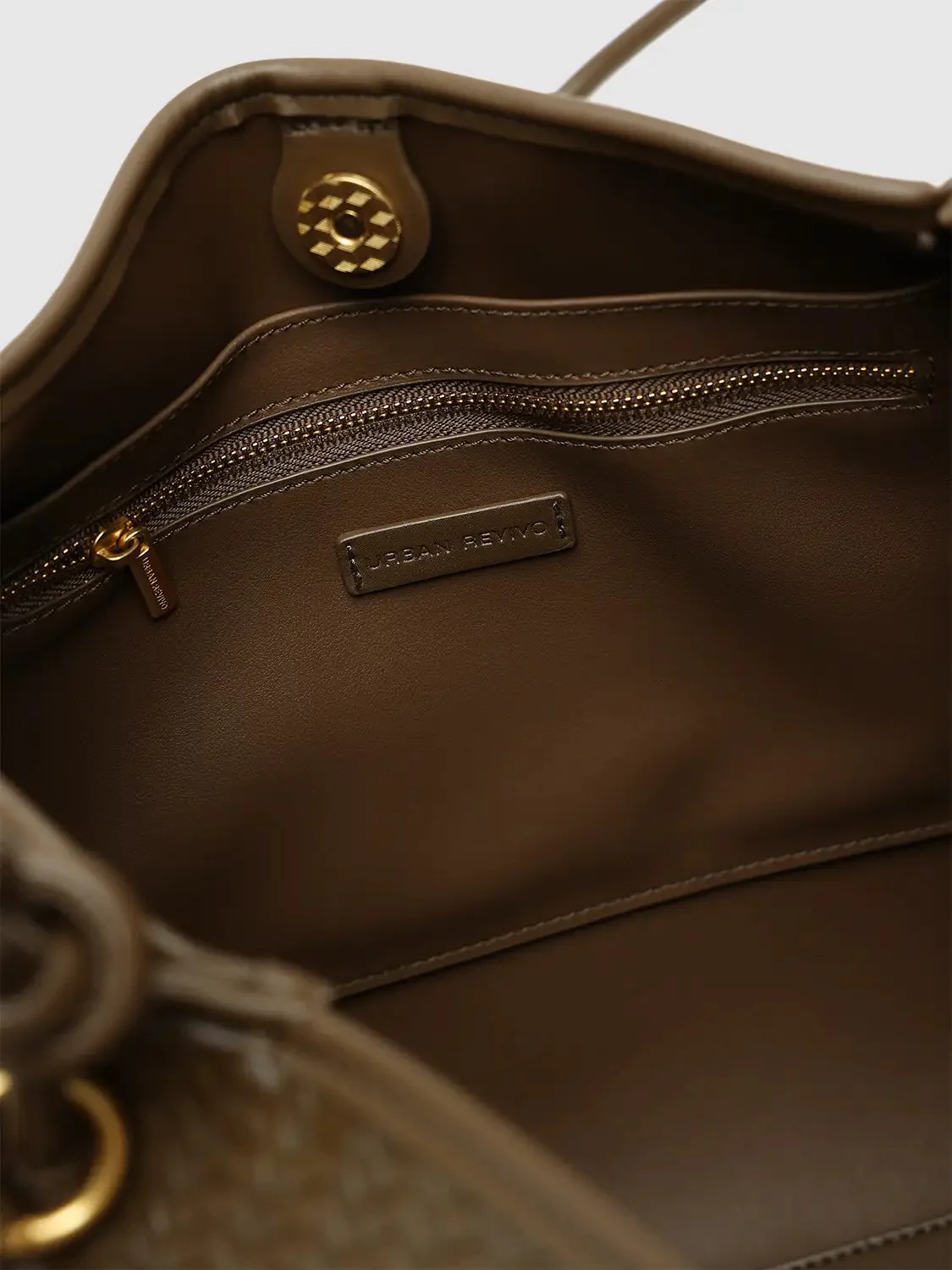 15195-oversize-faux-leather-woven-shoulder-bags-4.webp Oversize Faux Leather Woven Shoulder Bags