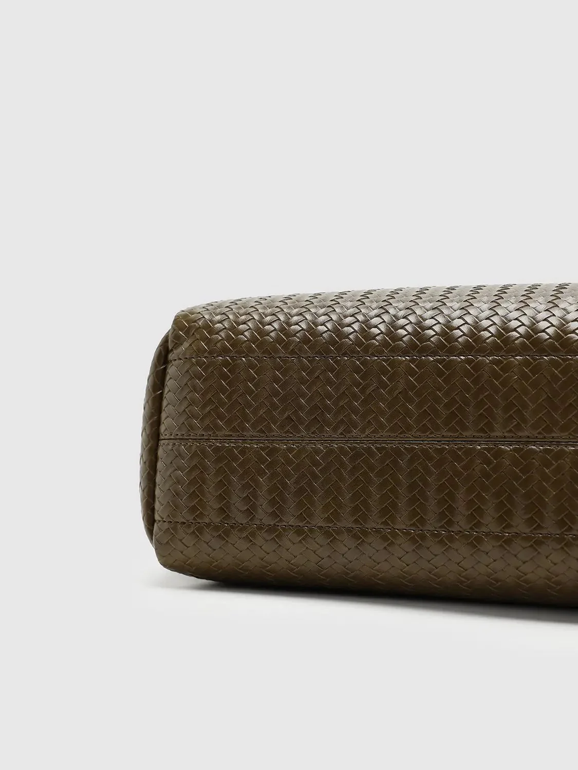 15195-oversize-faux-leather-woven-shoulder-bags-6.webp Oversize Faux Leather Woven Shoulder Bags