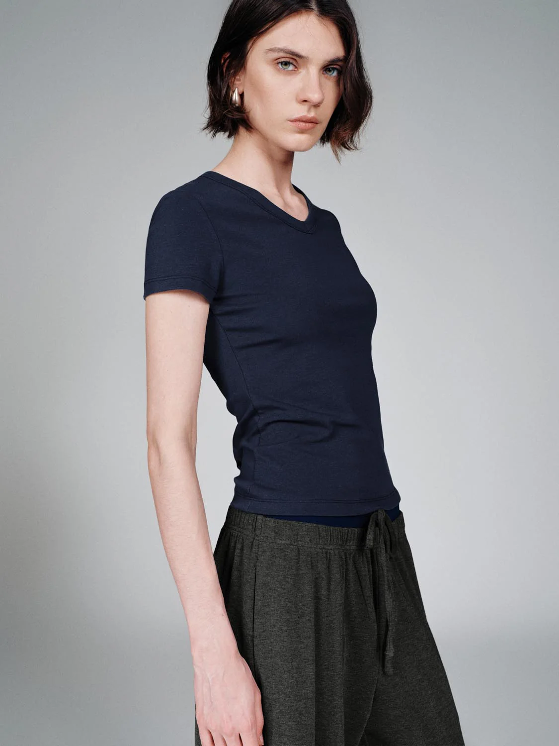 15921-v-neck-cropped-cotton-lyocell-blend-with-stretch-t-shirts-10.webp V-Neck Cropped Cotton Lyocell Blend With Stretch T-Shirts
