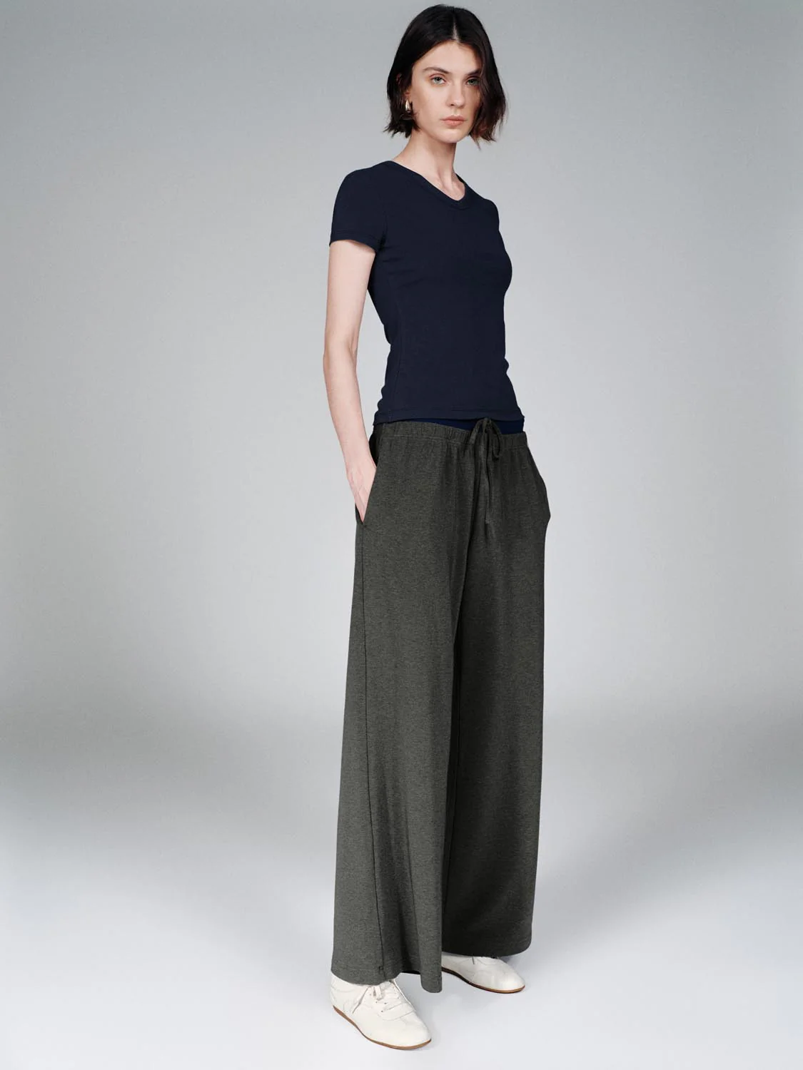 15921-v-neck-cropped-cotton-lyocell-blend-with-stretch-t-shirts-13.webp V-Neck Cropped Cotton Lyocell Blend With Stretch T-Shirts