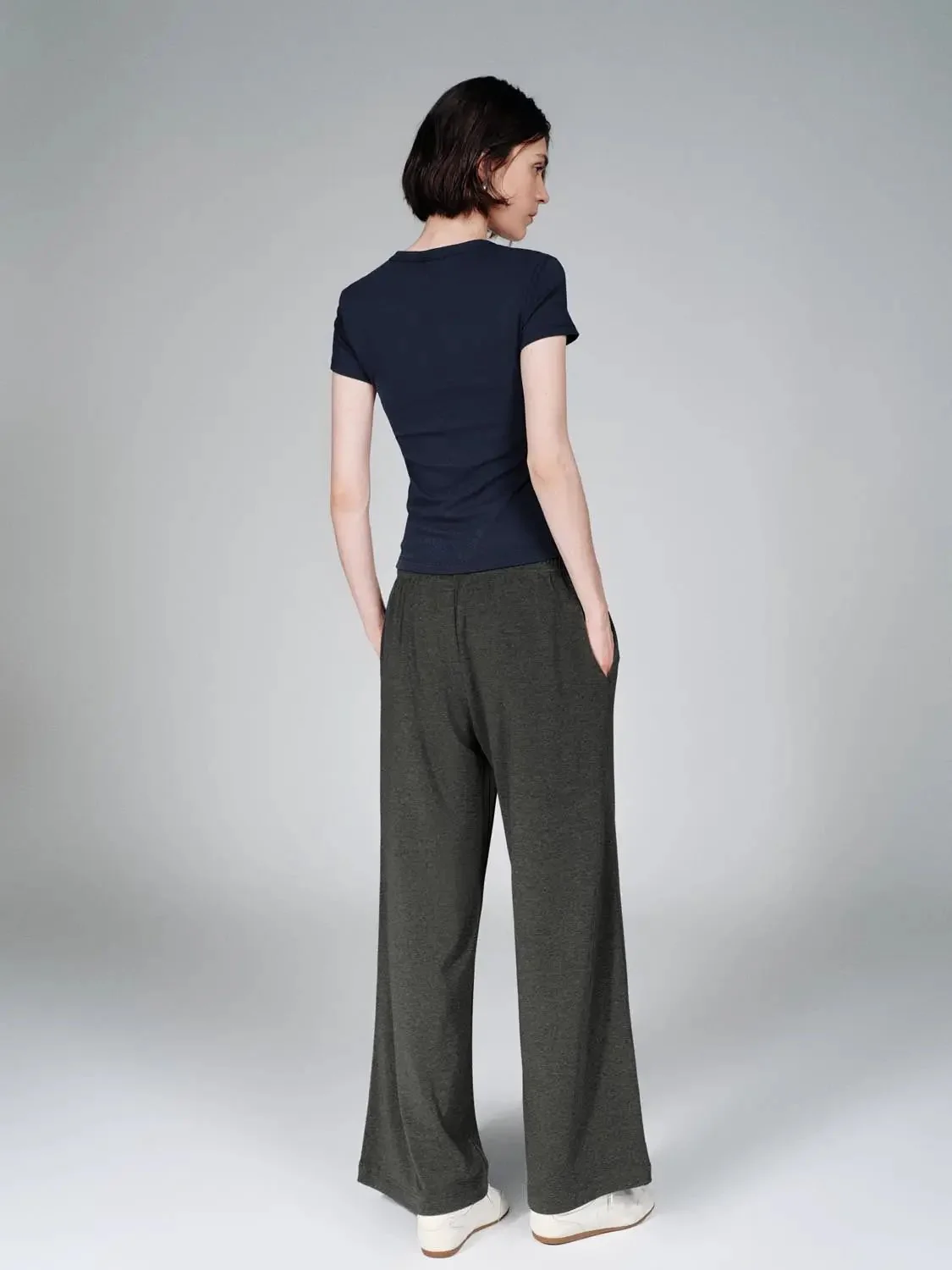 15921-v-neck-cropped-cotton-lyocell-blend-with-stretch-t-shirts-14.webp V-Neck Cropped Cotton Lyocell Blend With Stretch T-Shirts
