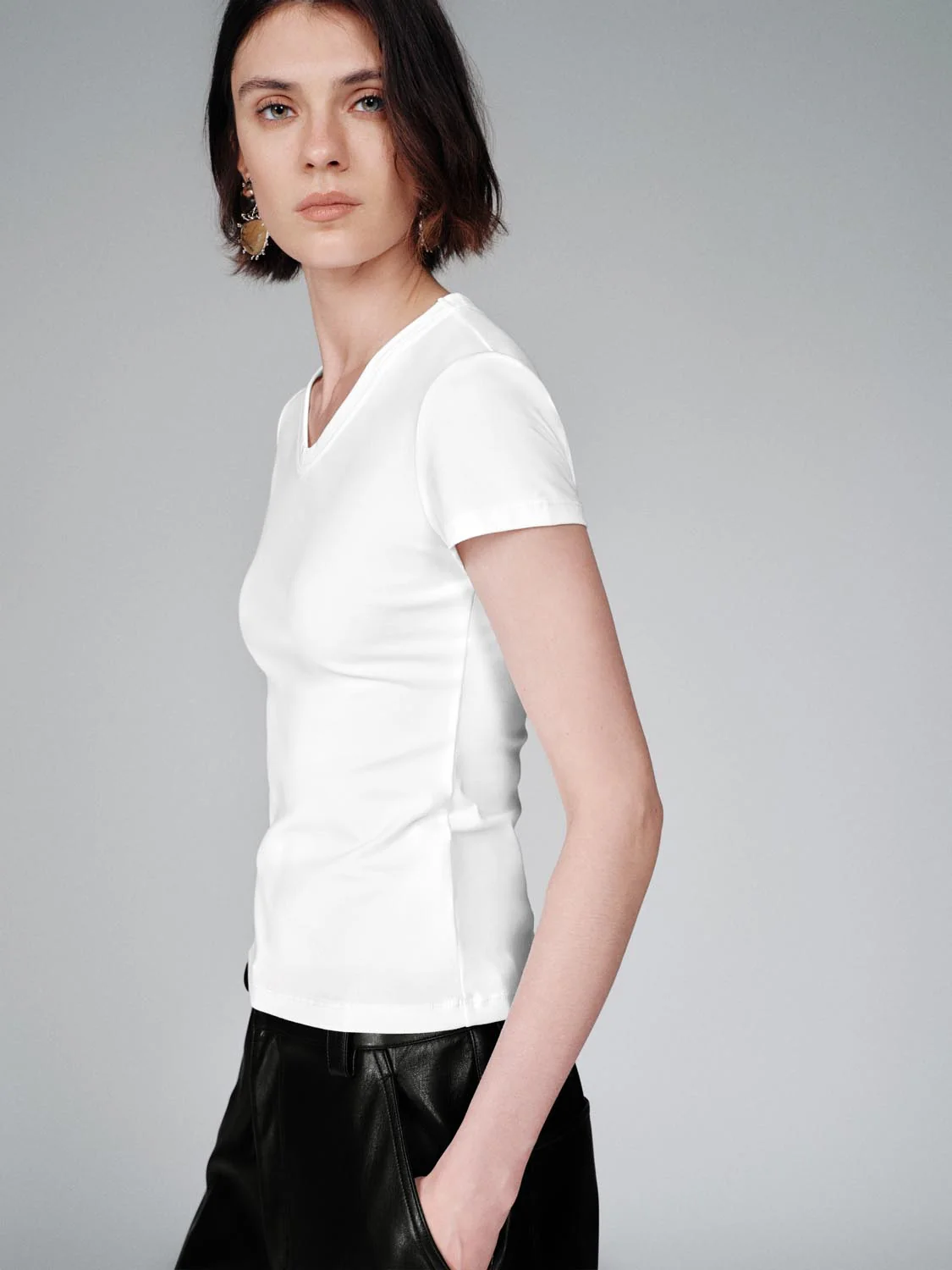 15921-v-neck-cropped-cotton-lyocell-blend-with-stretch-t-shirts-27.webp V-Neck Cropped Cotton Lyocell Blend With Stretch T-Shirts