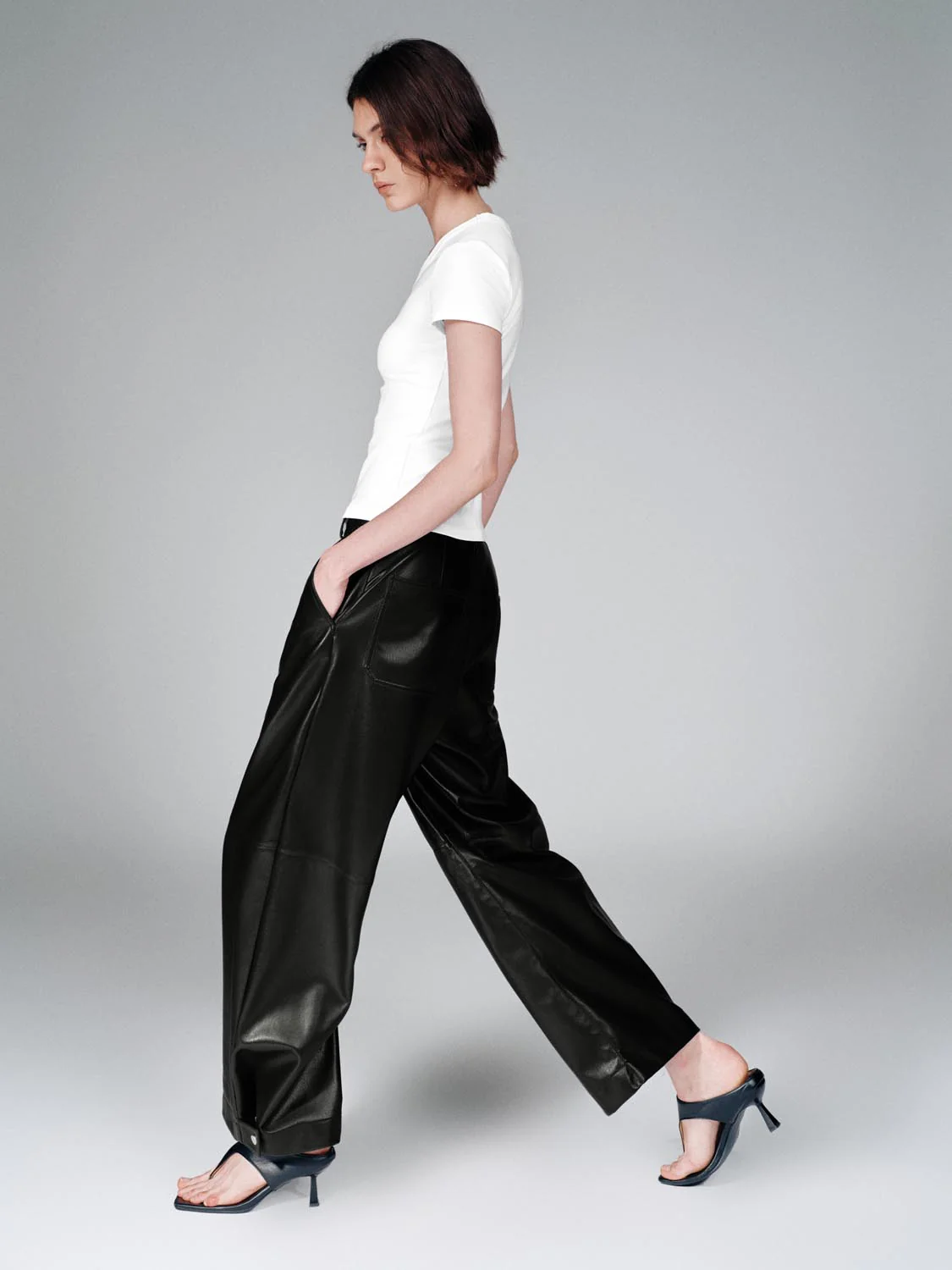 15921-v-neck-cropped-cotton-lyocell-blend-with-stretch-t-shirts-28.webp V-Neck Cropped Cotton Lyocell Blend With Stretch T-Shirts