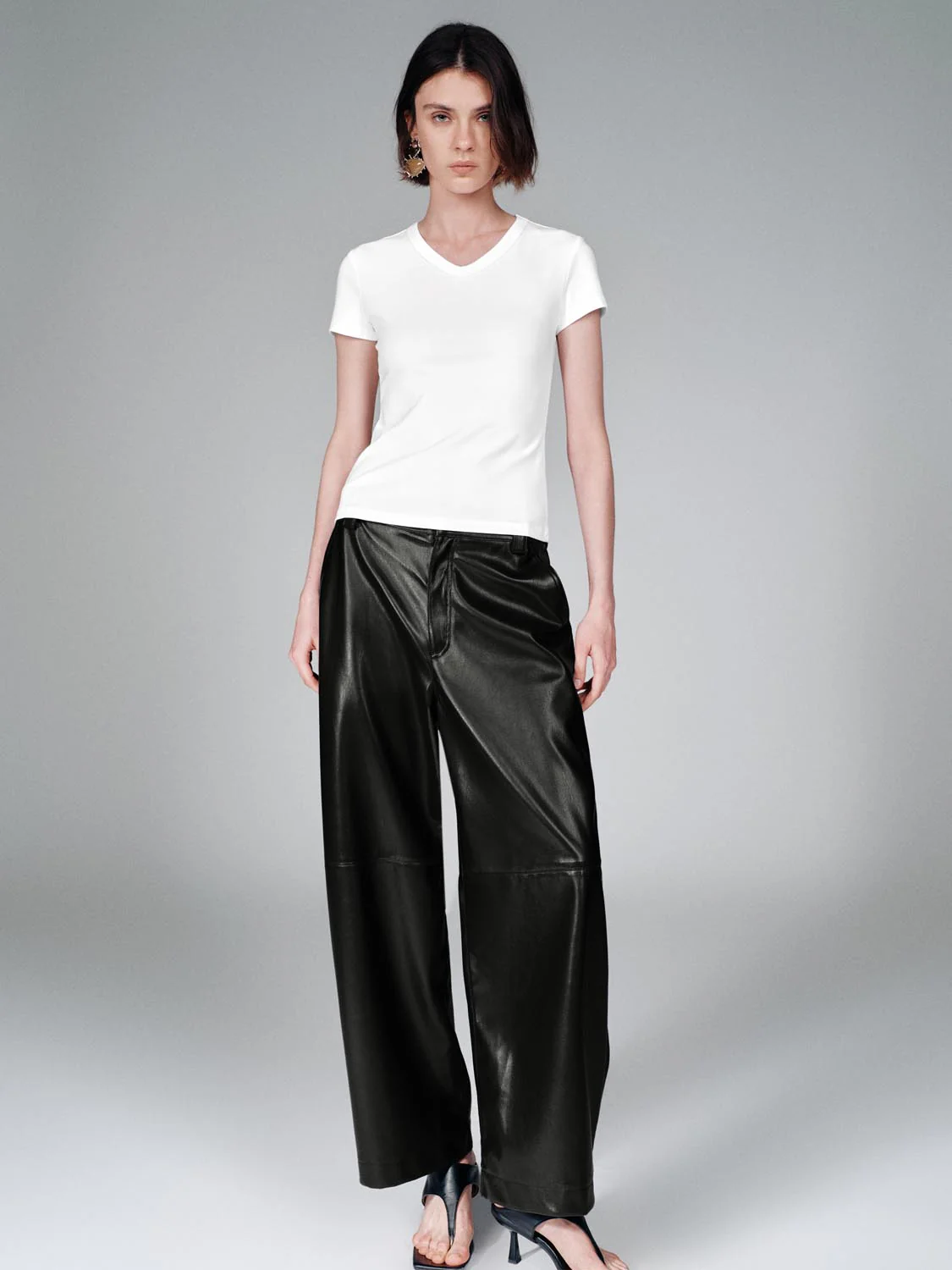15921-v-neck-cropped-cotton-lyocell-blend-with-stretch-t-shirts-29.webp V-Neck Cropped Cotton Lyocell Blend With Stretch T-Shirts