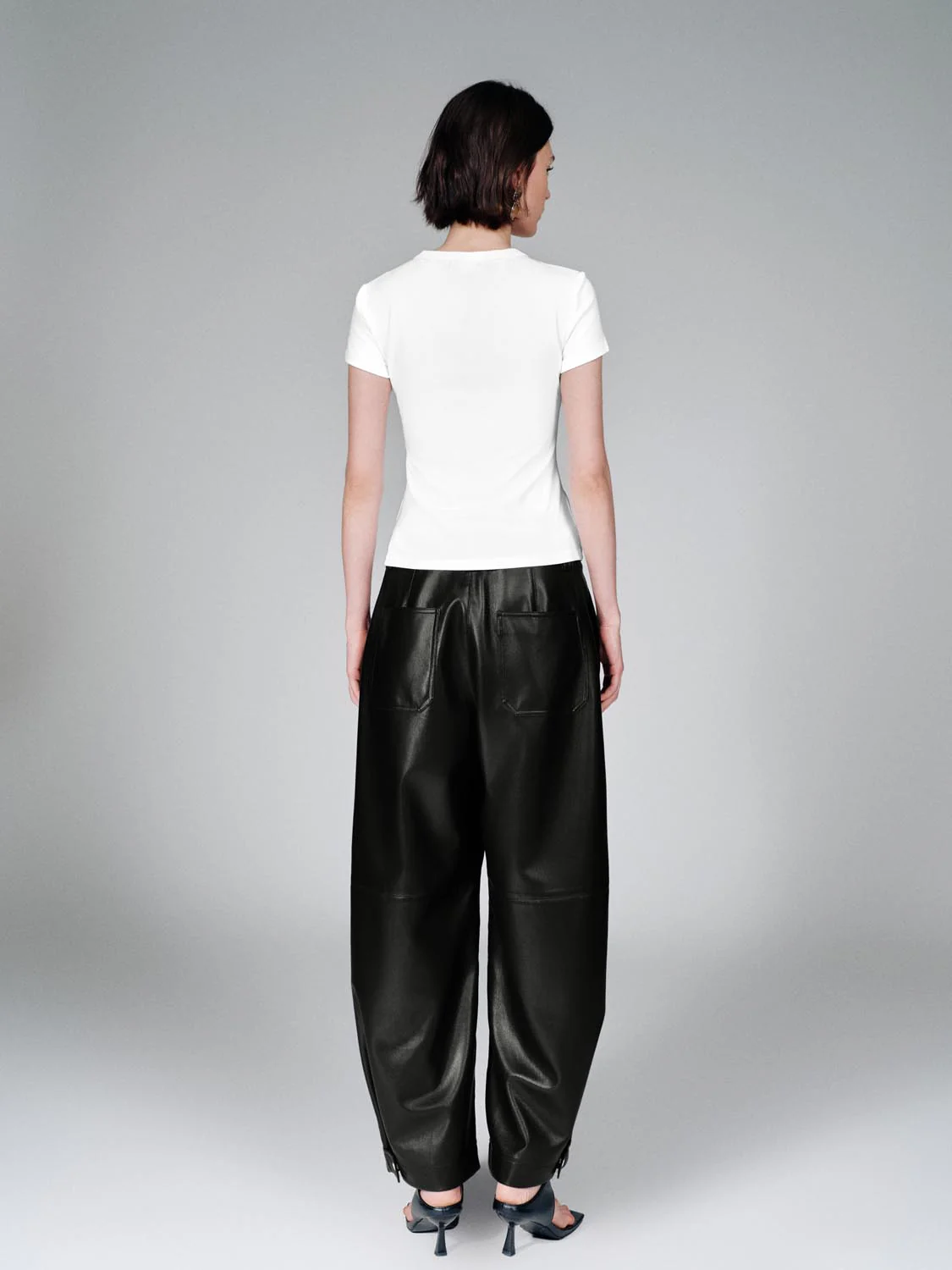 15921-v-neck-cropped-cotton-lyocell-blend-with-stretch-t-shirts-30.webp V-Neck Cropped Cotton Lyocell Blend With Stretch T-Shirts