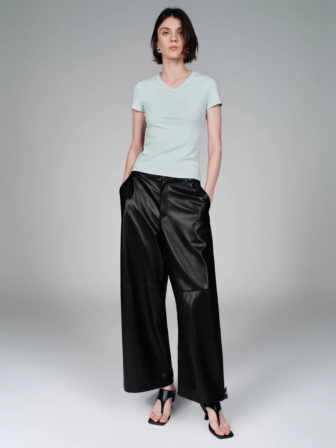 15921-v-neck-cropped-cotton-lyocell-blend-with-stretch-t-shirts-36.webp V-Neck Cropped Cotton Lyocell Blend With Stretch T-Shirts