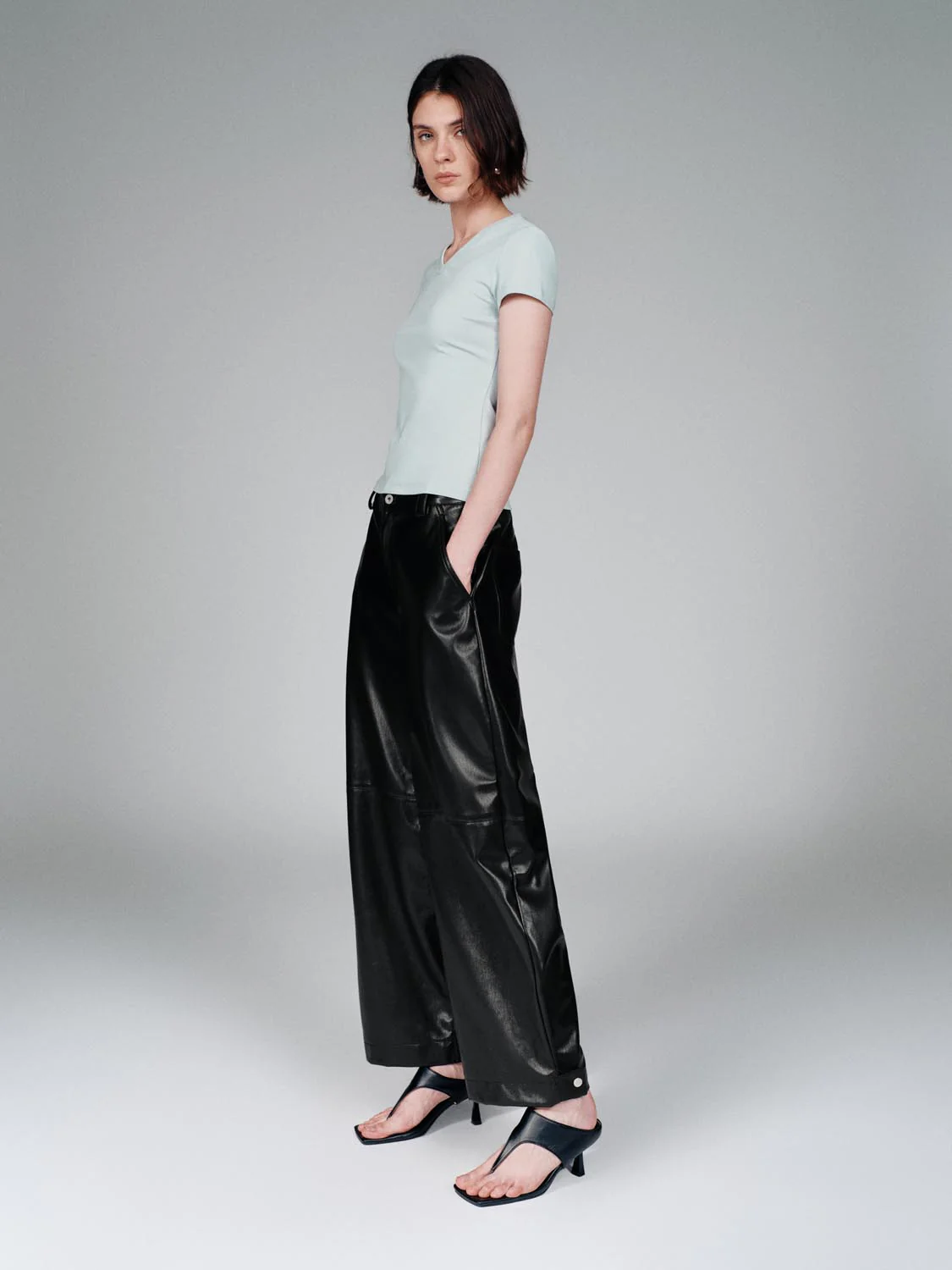 15921-v-neck-cropped-cotton-lyocell-blend-with-stretch-t-shirts-37.webp V-Neck Cropped Cotton Lyocell Blend With Stretch T-Shirts