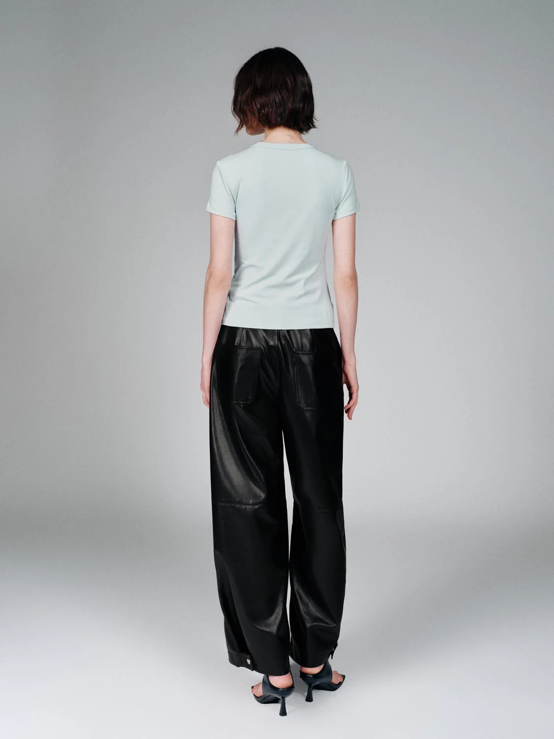 15921-v-neck-cropped-cotton-lyocell-blend-with-stretch-t-shirts-38.webp V-Neck Cropped Cotton Lyocell Blend With Stretch T-Shirts
