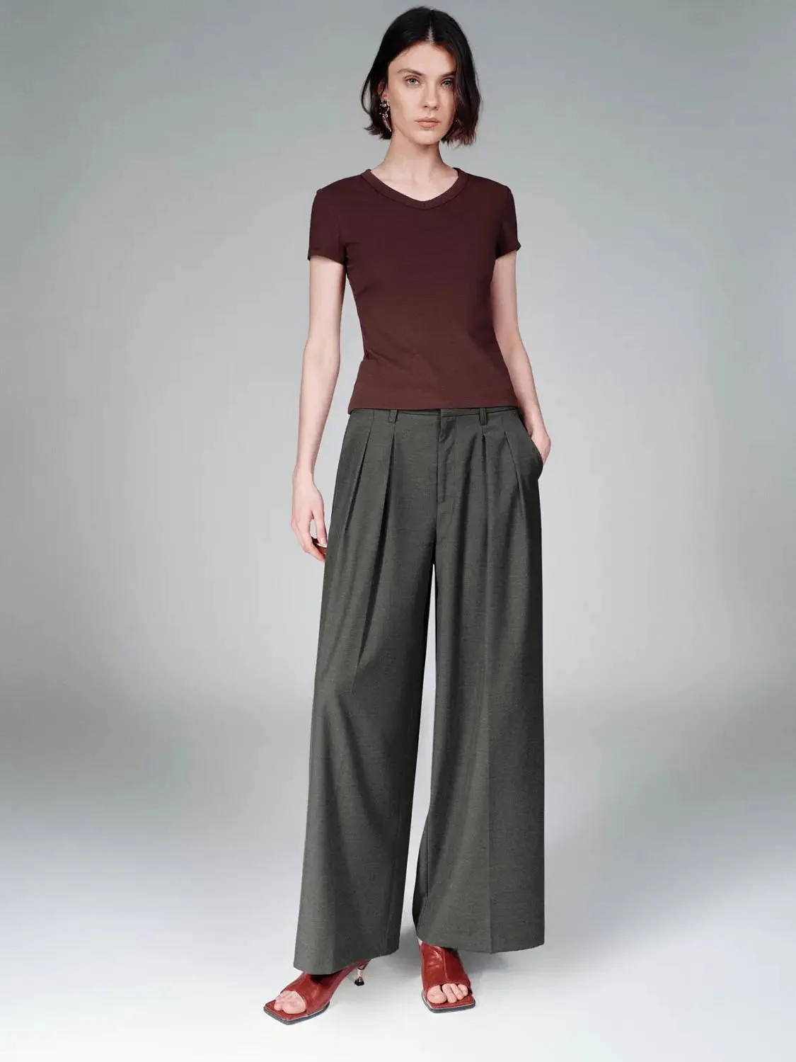 15921-v-neck-cropped-cotton-lyocell-blend-with-stretch-t-shirts-4.webp V-Neck Cropped Cotton Lyocell Blend With Stretch T-Shirts