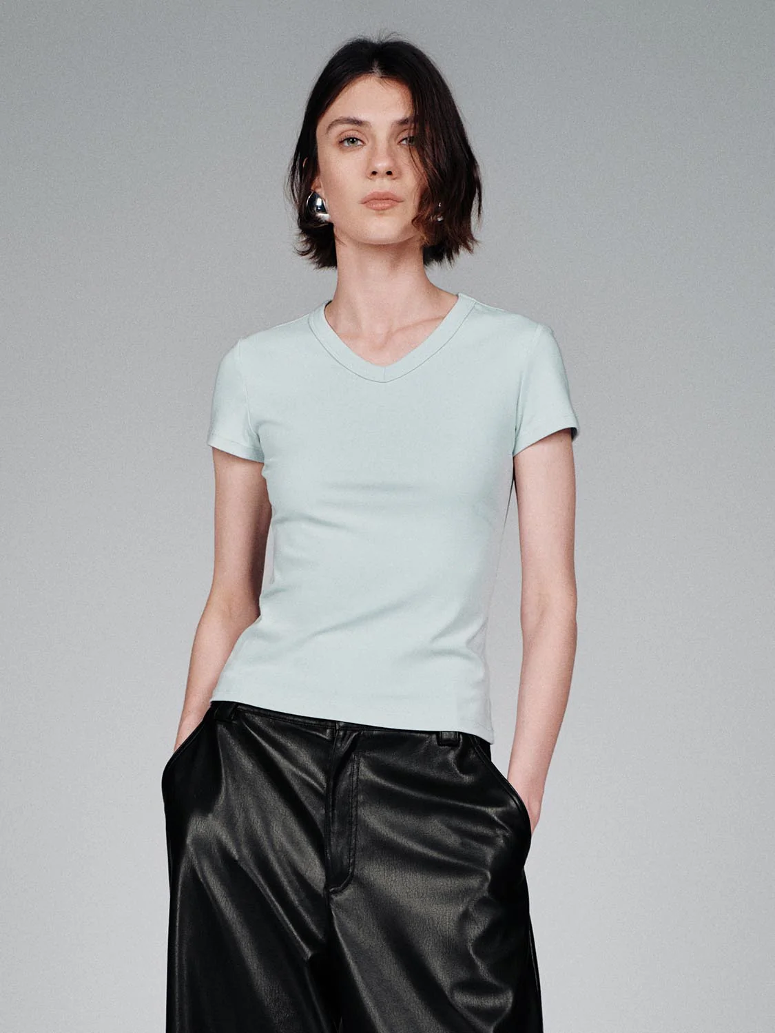 15921-v-neck-cropped-cotton-lyocell-blend-with-stretch-t-shirts-45.webp V-Neck Cropped Cotton Lyocell Blend With Stretch T-Shirts