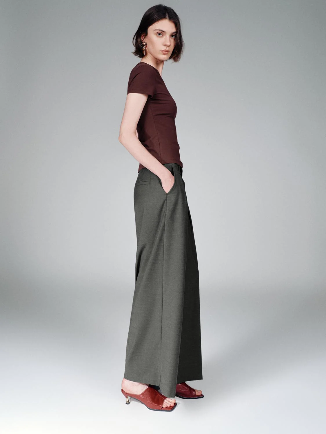 15921-v-neck-cropped-cotton-lyocell-blend-with-stretch-t-shirts-5.webp V-Neck Cropped Cotton Lyocell Blend With Stretch T-Shirts