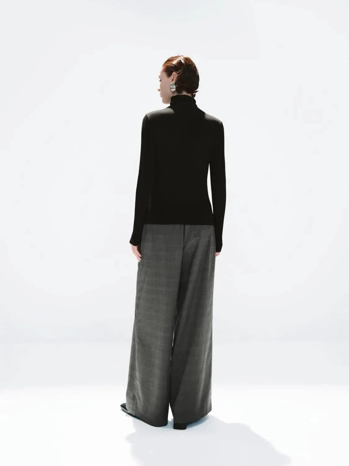 16221-minimalist-black-soft-knit-high-neck-long-sleeve-top-6.webp Minimalist Black Soft Knit High Neck Long Sleeve Top