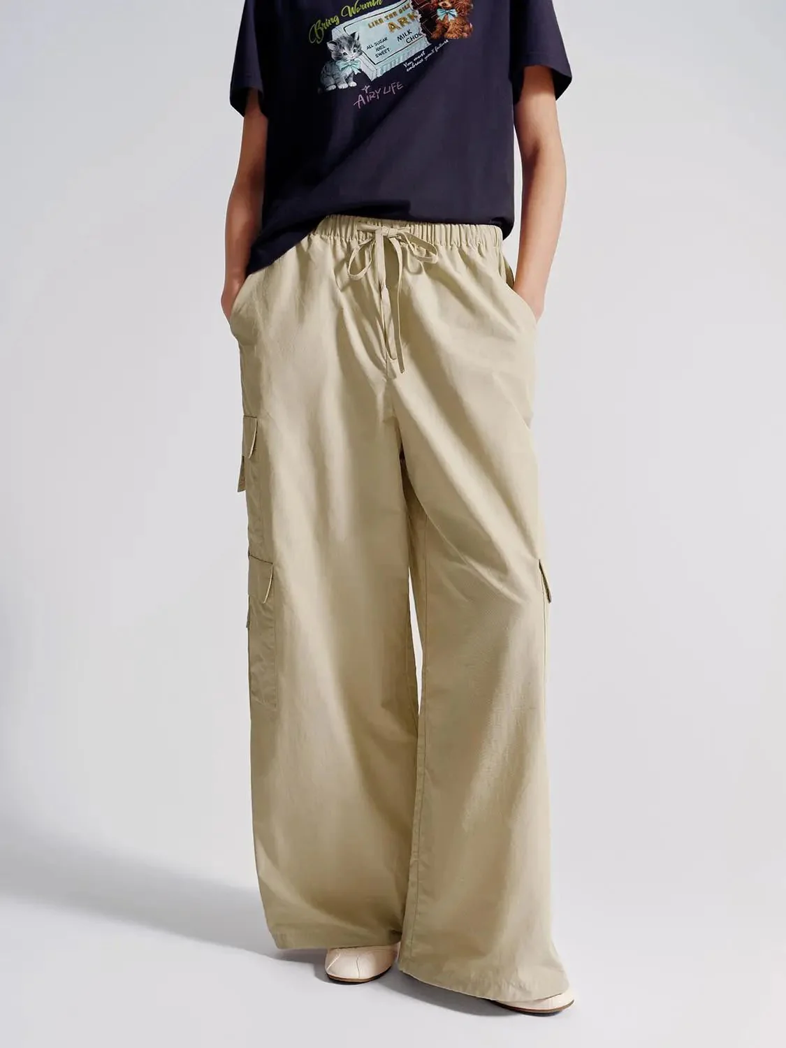1669-drawstring-pull-on-cargo-pants-with-flap-pockets-and-wide-leg-1.webp Drawstring Pull On Cargo Pants With Flap Pockets And Wide Leg