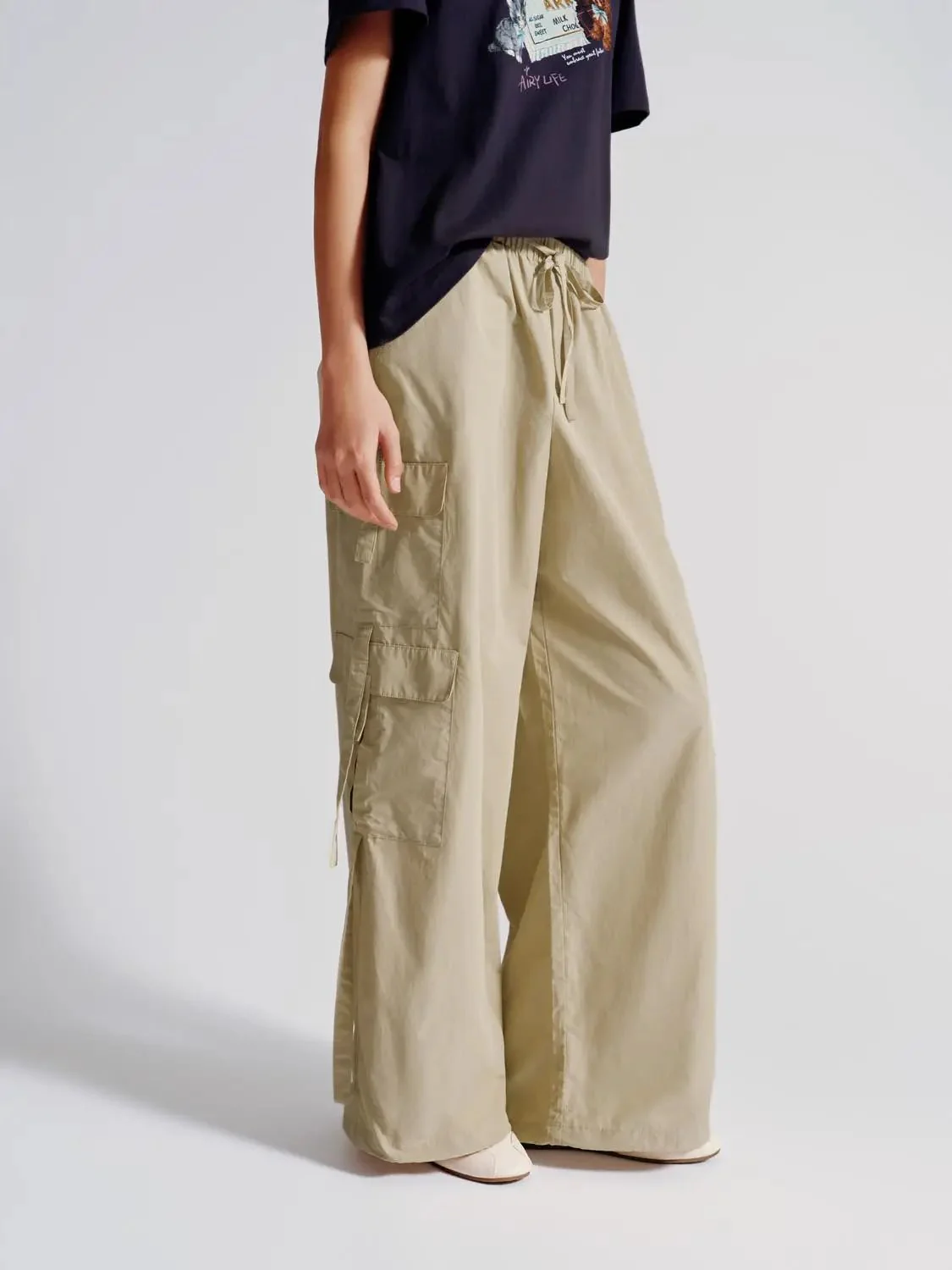 1669-drawstring-pull-on-cargo-pants-with-flap-pockets-and-wide-leg-3.webp Drawstring Pull On Cargo Pants With Flap Pockets And Wide Leg
