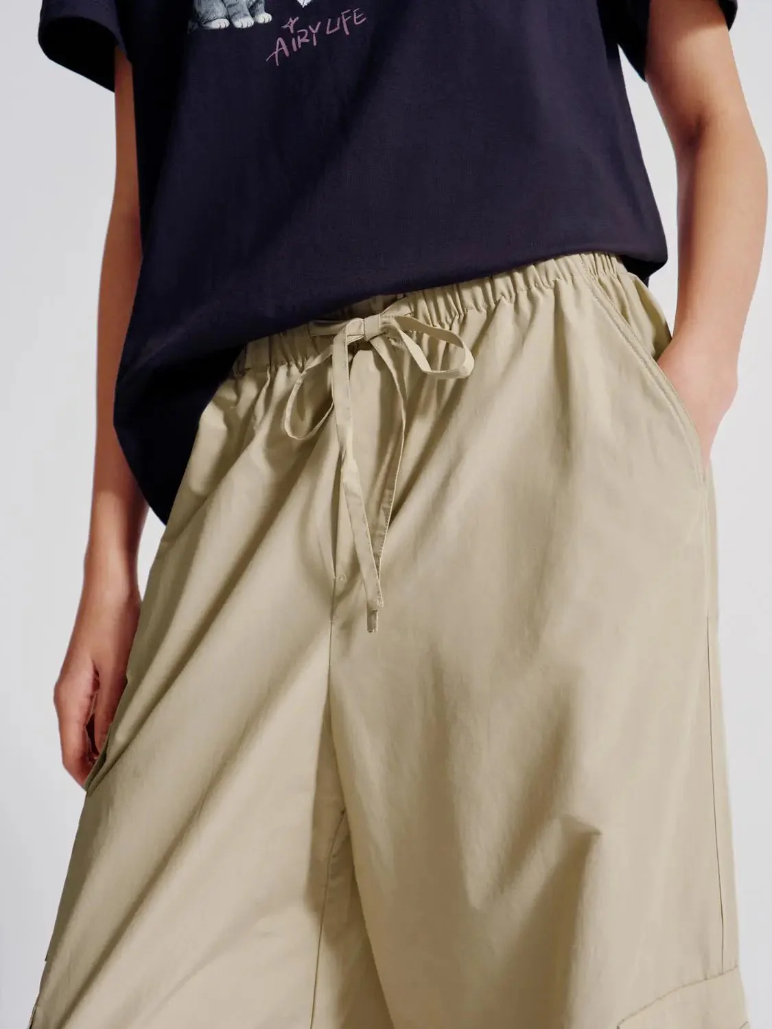 1669-drawstring-pull-on-cargo-pants-with-flap-pockets-and-wide-leg-5.webp Drawstring Pull On Cargo Pants With Flap Pockets And Wide Leg