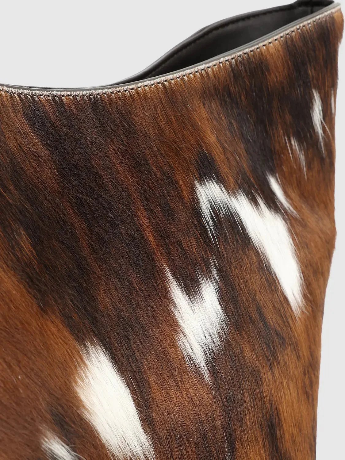 16769-cow-print-fluffy-bucket-shoulder-bags-5.webp Cow Print Fluffy Bucket Shoulder Bags