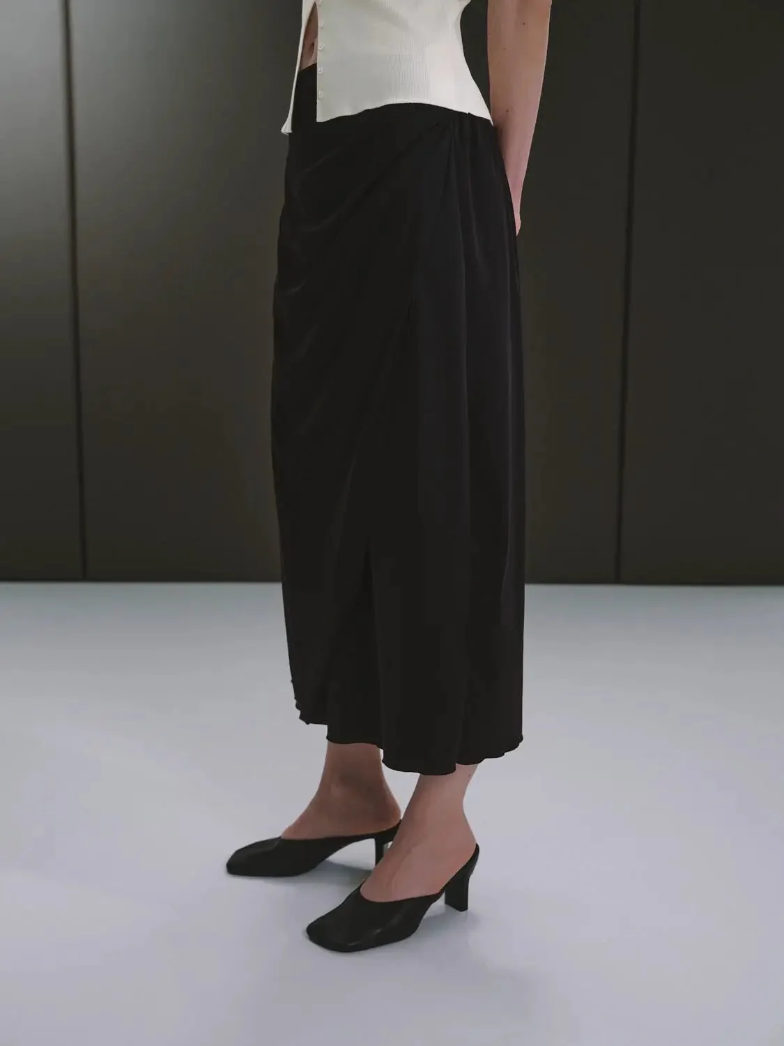 16776-minimalist-cotton-blend-straight-midi-skirts-3.webp Minimalist Cotton Blend Straight Midi Skirts