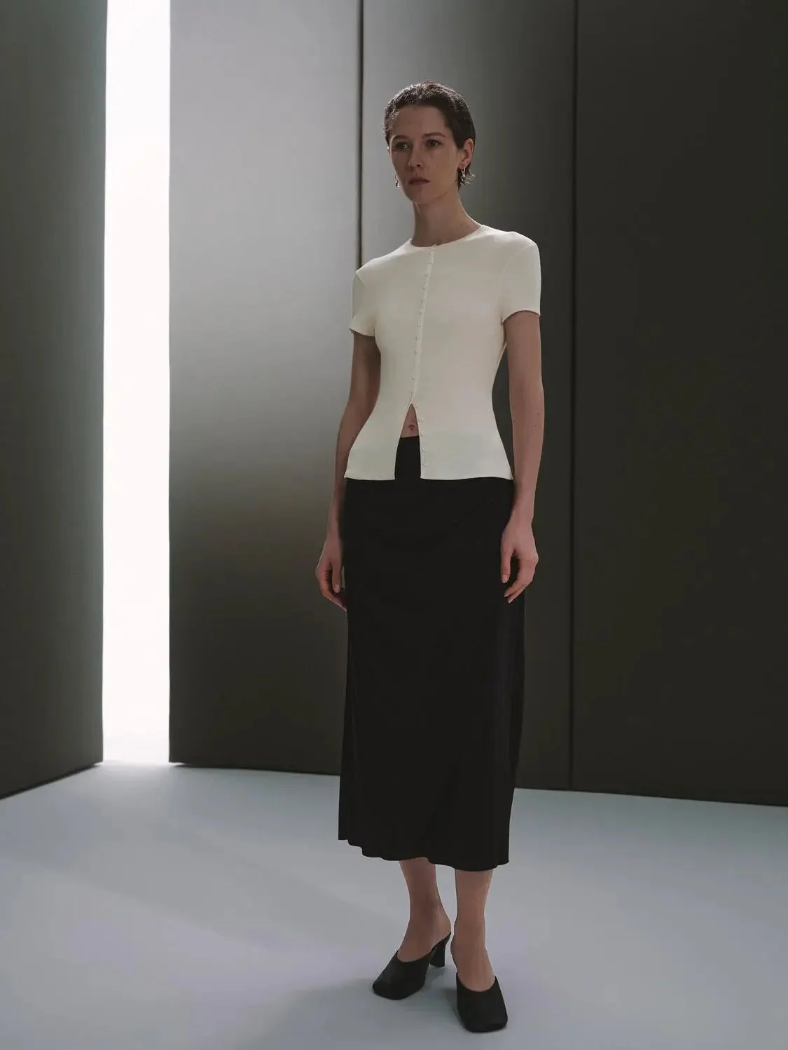 16776-minimalist-cotton-blend-straight-midi-skirts-5.webp Minimalist Cotton Blend Straight Midi Skirts
