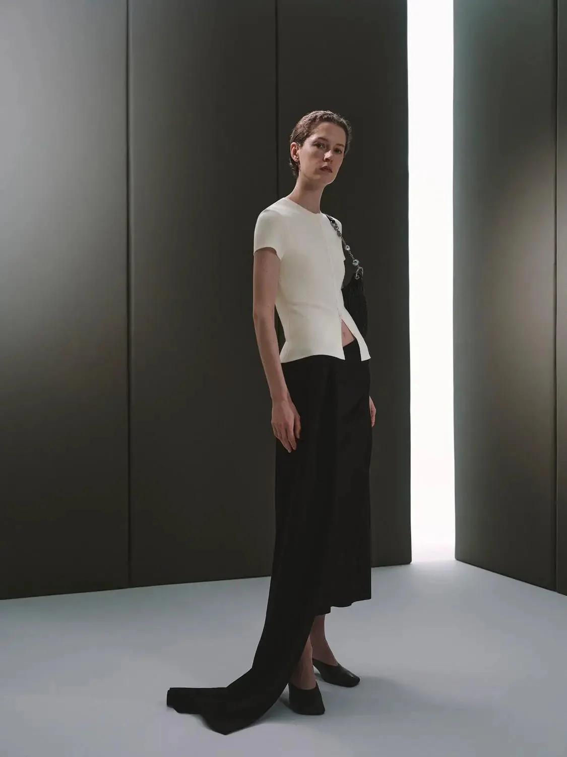 16776-minimalist-cotton-blend-straight-midi-skirts-6.webp Minimalist Cotton Blend Straight Midi Skirts