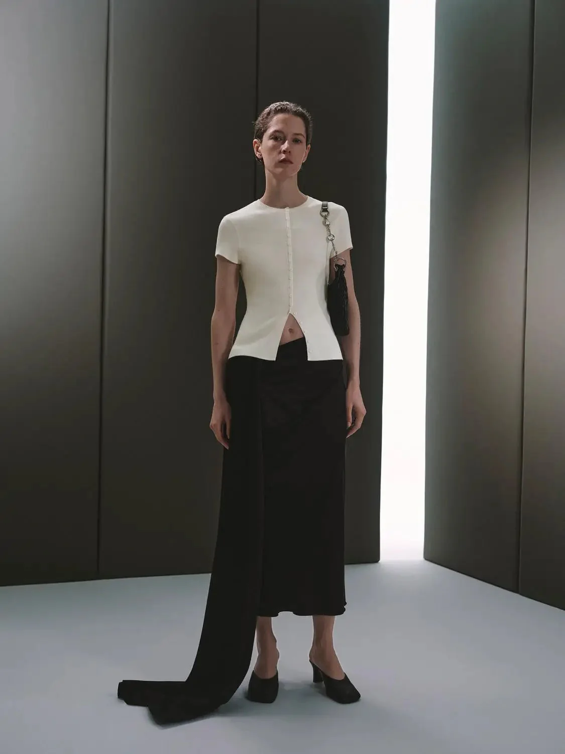 16776-minimalist-cotton-blend-straight-midi-skirts-7.webp Minimalist Cotton Blend Straight Midi Skirts