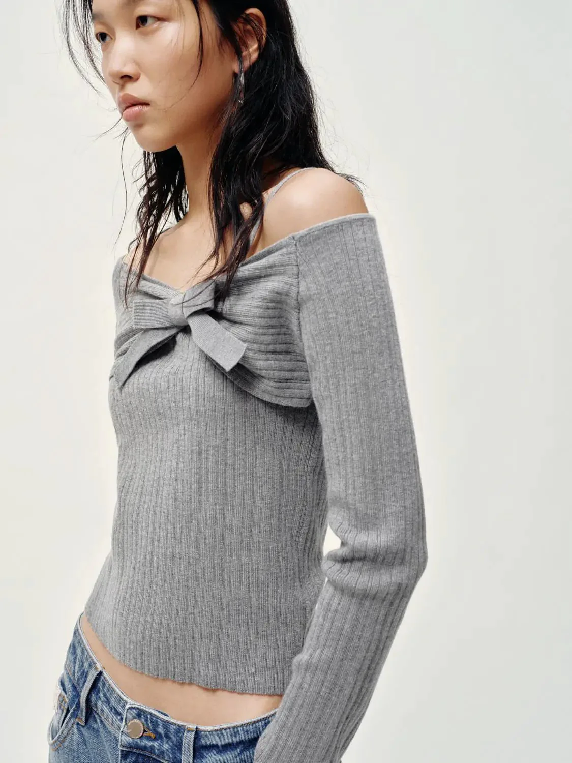 17024-bow-detail-off-shoulder-long-sleeve-knitted-t-shirts-2.webp Bow Detail Off Shoulder Long Sleeve Knitted T-Shirts