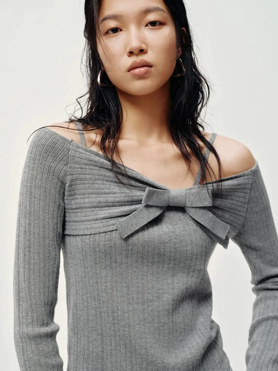 17024-bow-detail-off-shoulder-long-sleeve-knitted-t-shirts-3.webp Bow Detail Off Shoulder Long Sleeve Knitted T-Shirts