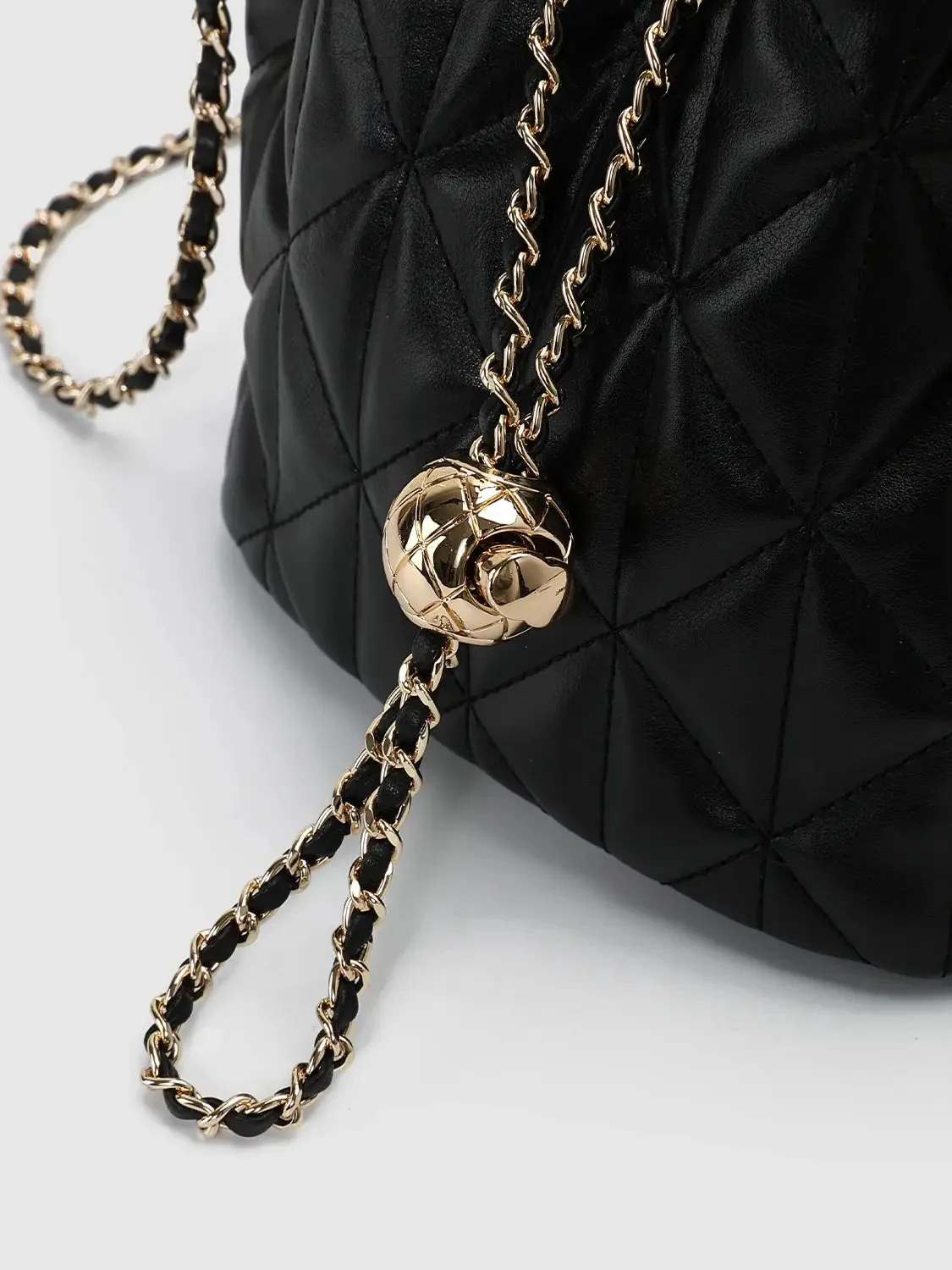 17134-faux-leather-drawstring-diamond-quilted-shoulder-bags-5.webp Faux Leather Drawstring Diamond Quilted Shoulder Bags