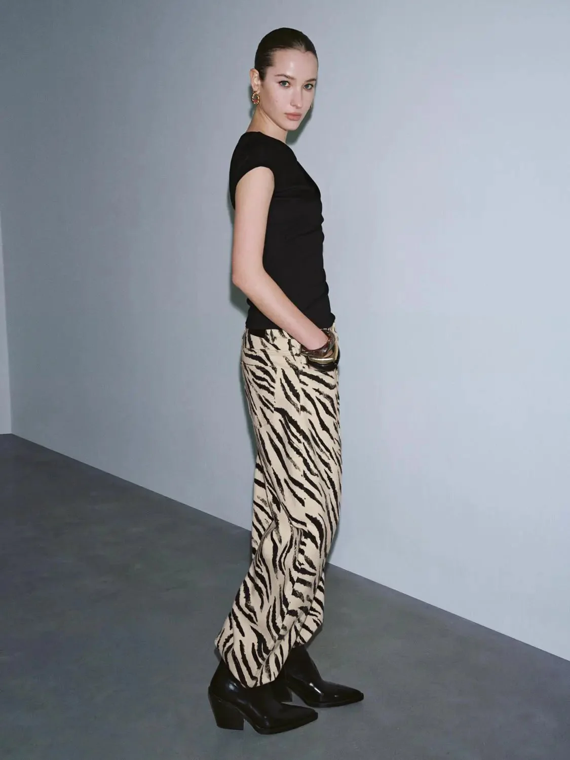 1716-minimalist-asymmetric-neck-capped-sleeve-t-shirt-6.webp Minimalist Asymmetric Neck Capped Sleeve T Shirt