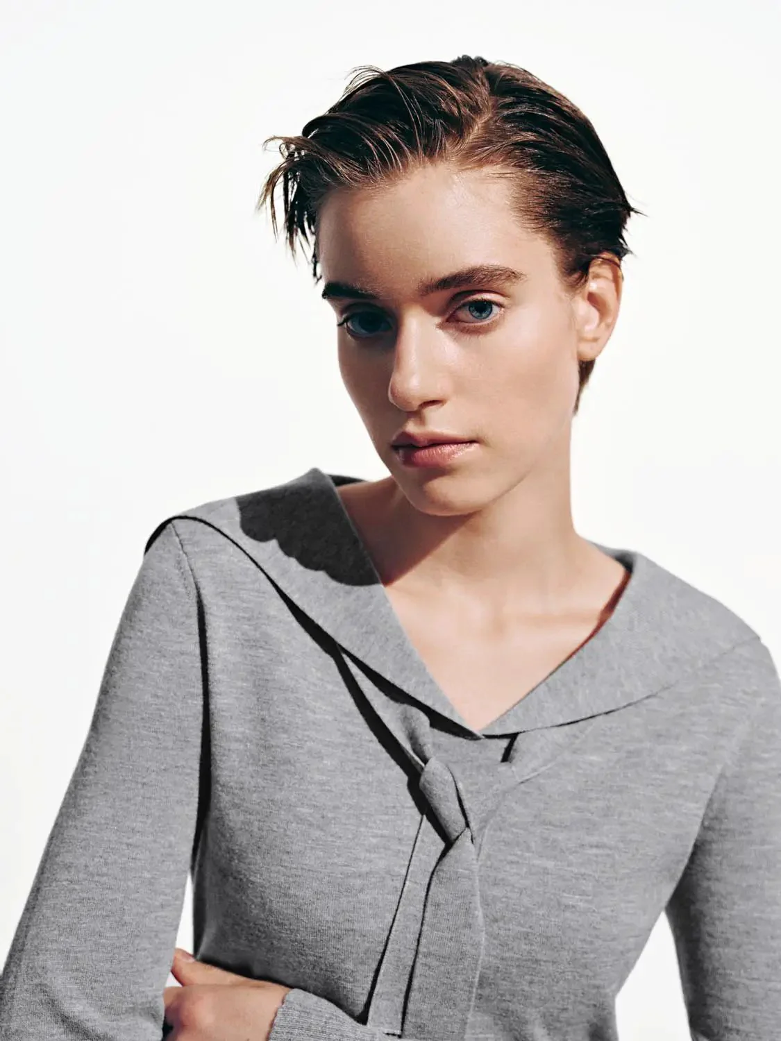17302-elegant-tie-neck-knit-long-sleeve-ribbed-top-11.webp Elegant Tie-Neck Knit Long-Sleeve Ribbed Top