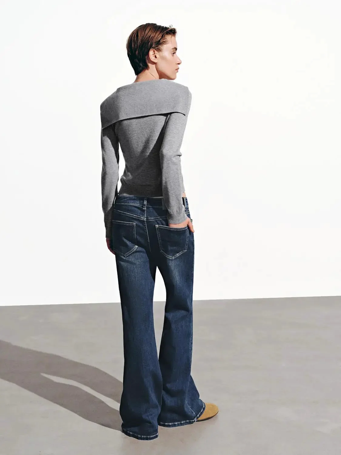 17302-elegant-tie-neck-knit-long-sleeve-ribbed-top-14.webp Elegant Tie-Neck Knit Long-Sleeve Ribbed Top