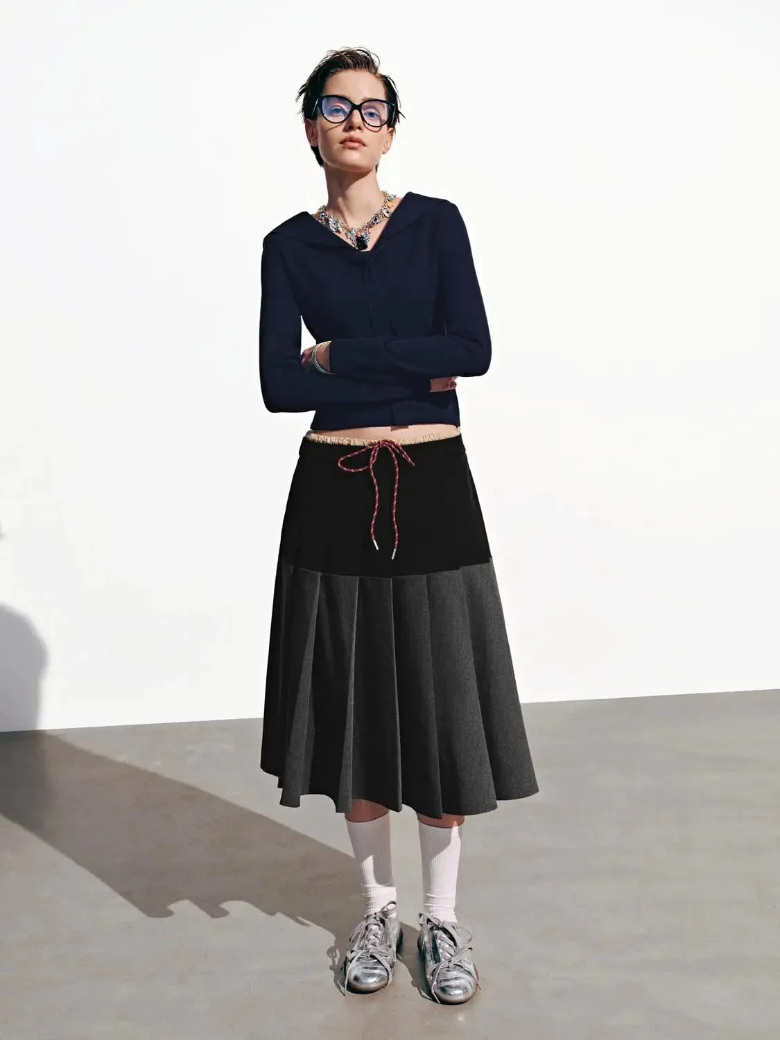 17302-elegant-tie-neck-knit-long-sleeve-ribbed-top-21.webp Elegant Tie-Neck Knit Long-Sleeve Ribbed Top