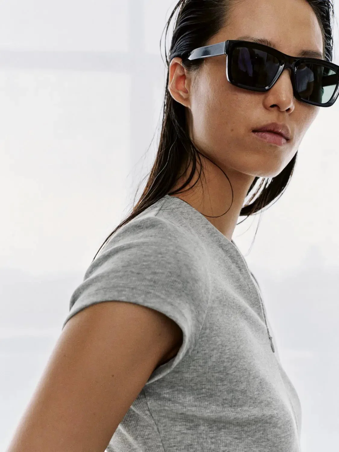 17552-cotton-viscose-v-neck-zip-detail-skinny-fit-t-shirts-3.webp Cotton-Viscose V-Neck Zip Detail Skinny-Fit T-Shirts