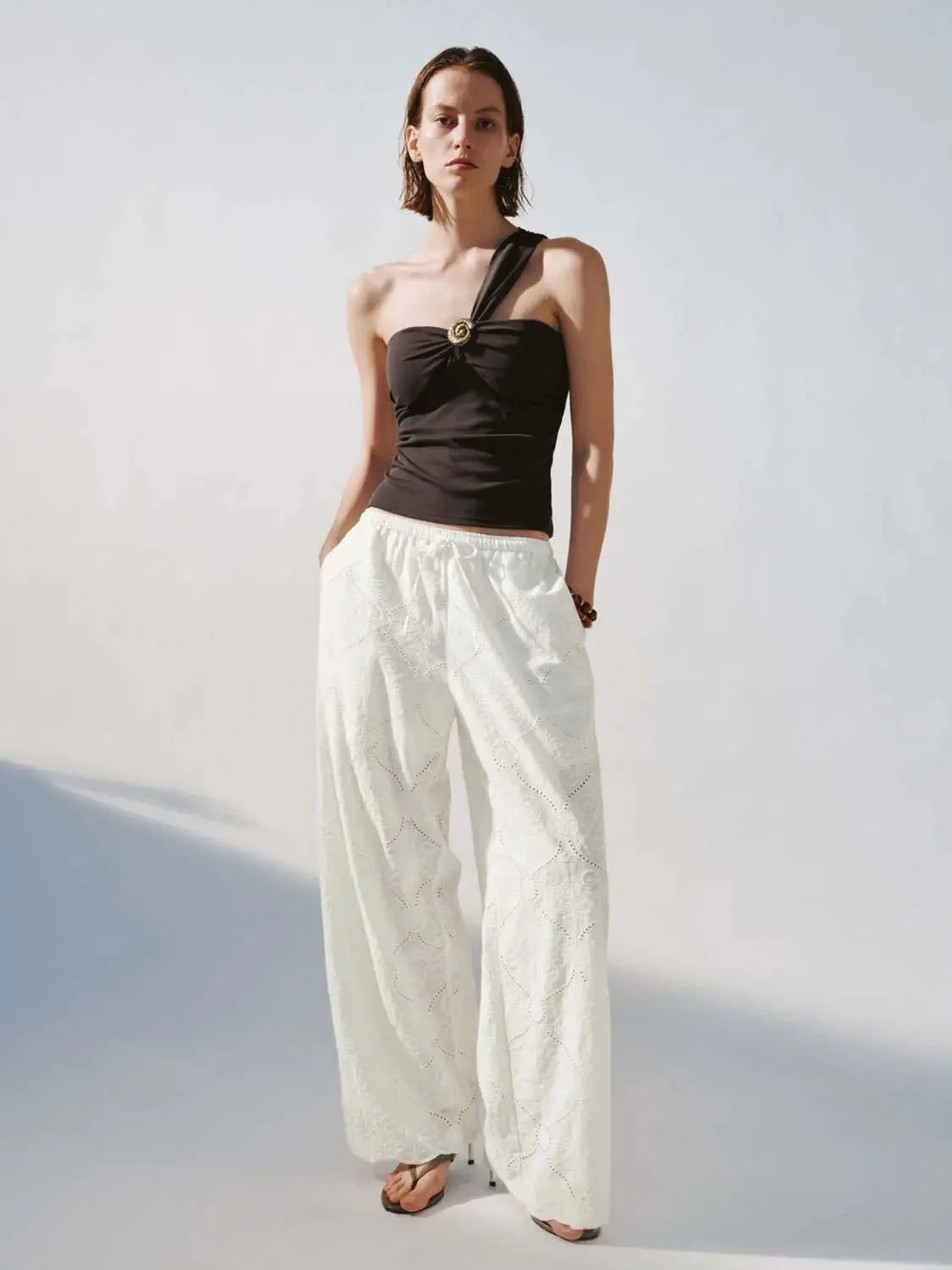 17712-cotton-blend-one-shoulder-bandeau-with-gold-button-top-5.webp Cotton Blend One-Shoulder Bandeau With Gold Button Top