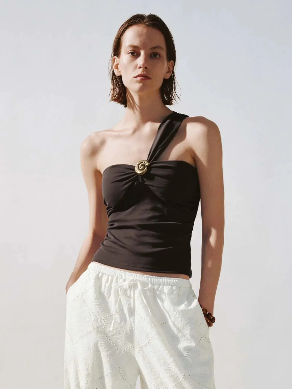17712-cotton-blend-one-shoulder-bandeau-with-gold-button-top-9.webp Cotton Blend One-Shoulder Bandeau With Gold Button Top