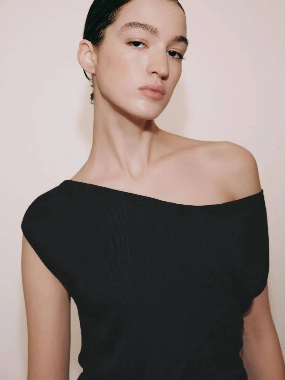 17883-one-shoulder-capped-sleeve-knitted-t-shirts-3.webp One Shoulder Capped Sleeve Knitted T-Shirts