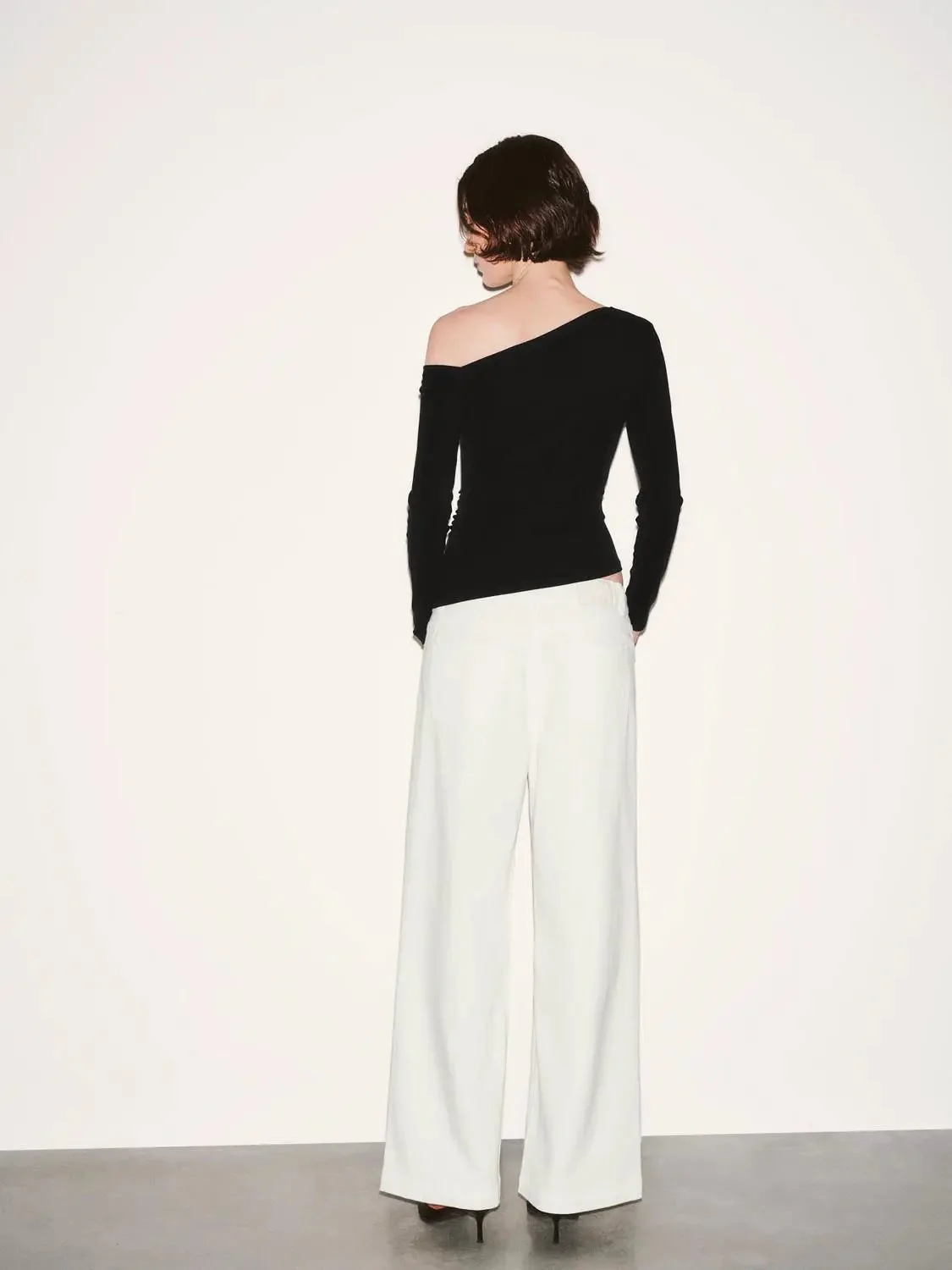 18181-lyocell-blend-cinched-one-shoulder-long-sleeve-t-shirt-22.webp Lyocell Blend Cinched One Shoulder Long Sleeve T Shirt