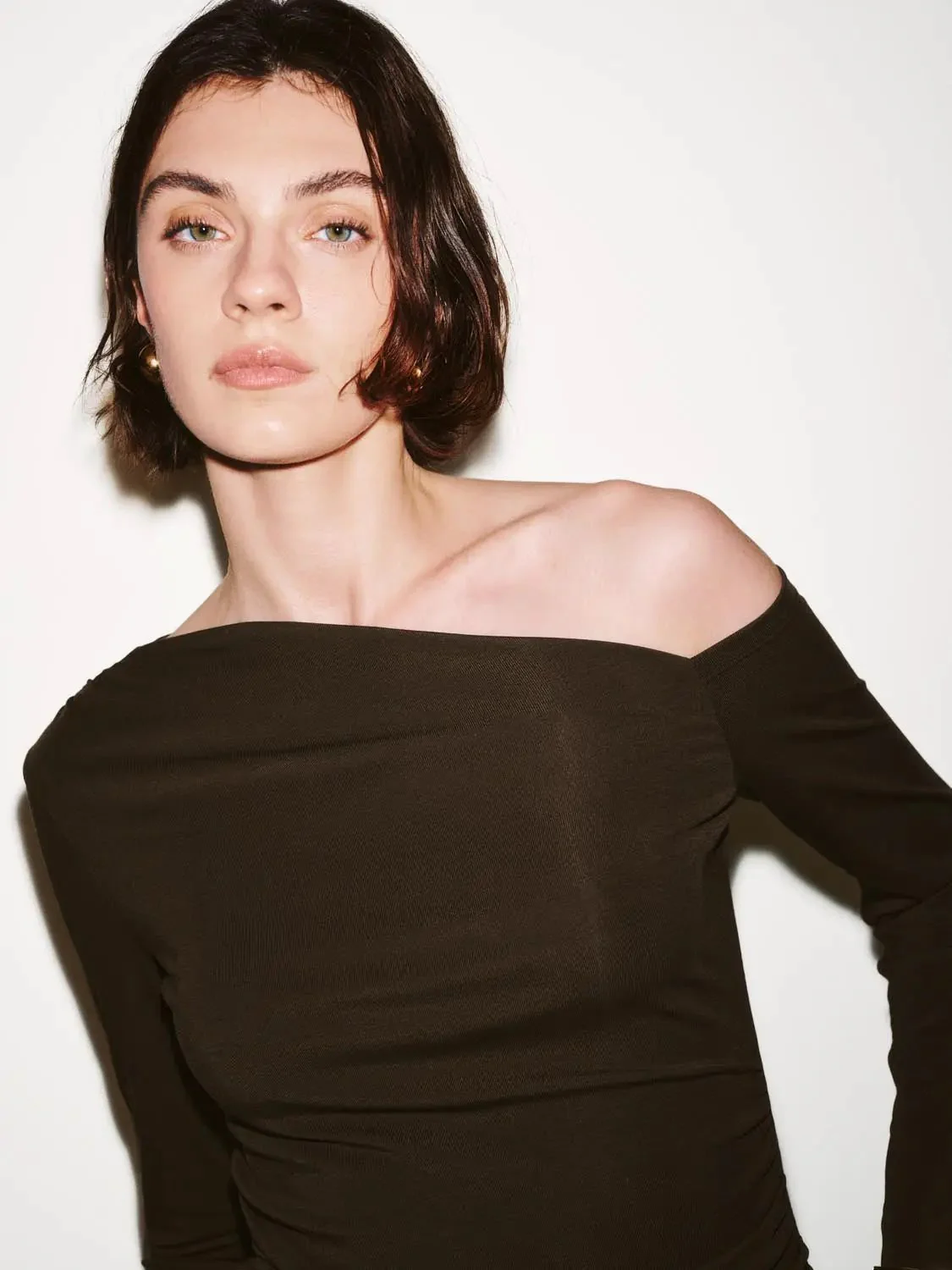 18181-lyocell-blend-cinched-one-shoulder-long-sleeve-t-shirt-3.webp Lyocell Blend Cinched One Shoulder Long Sleeve T Shirt