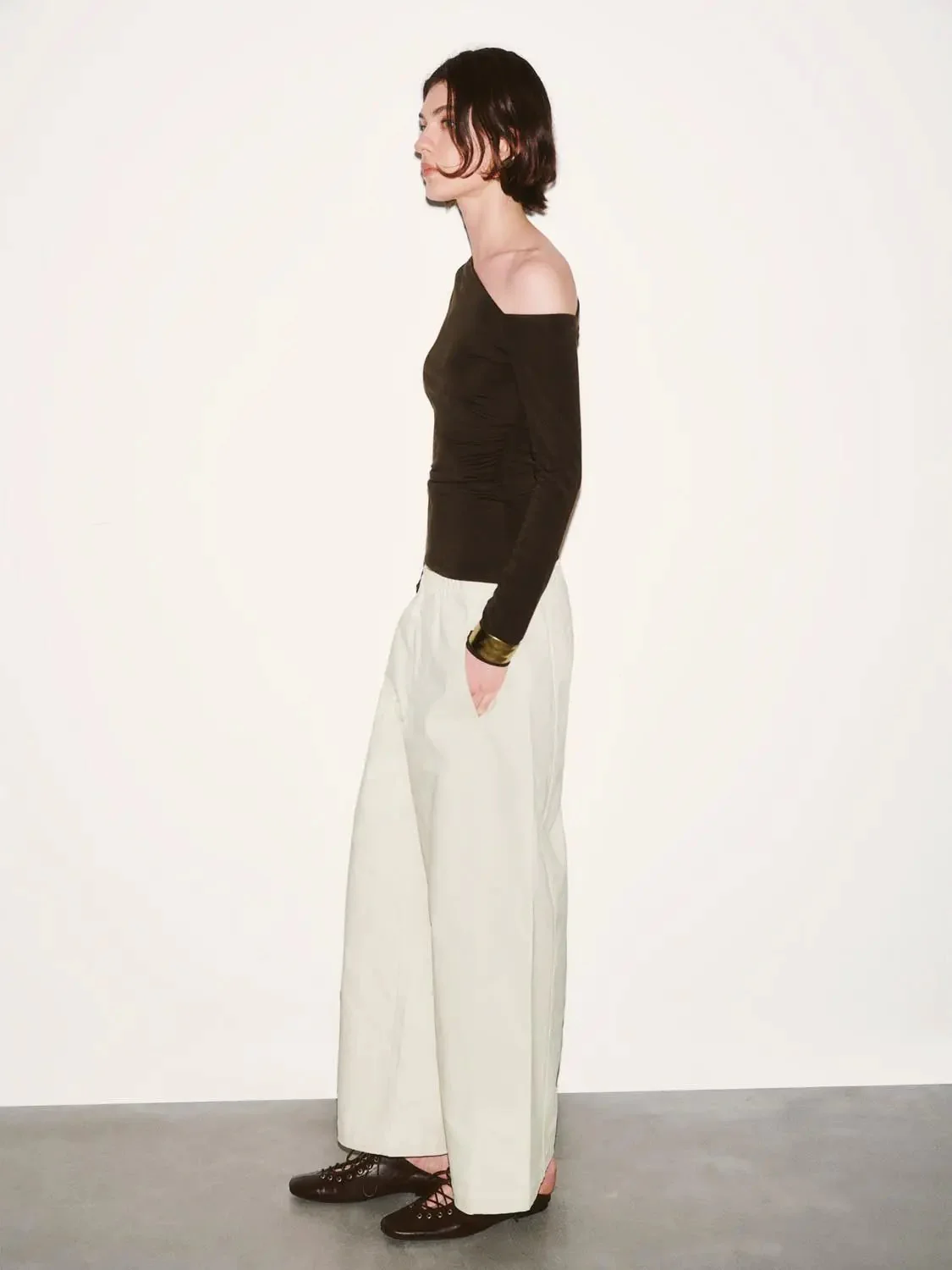 18181-lyocell-blend-cinched-one-shoulder-long-sleeve-t-shirt-5.webp Lyocell Blend Cinched One Shoulder Long Sleeve T Shirt