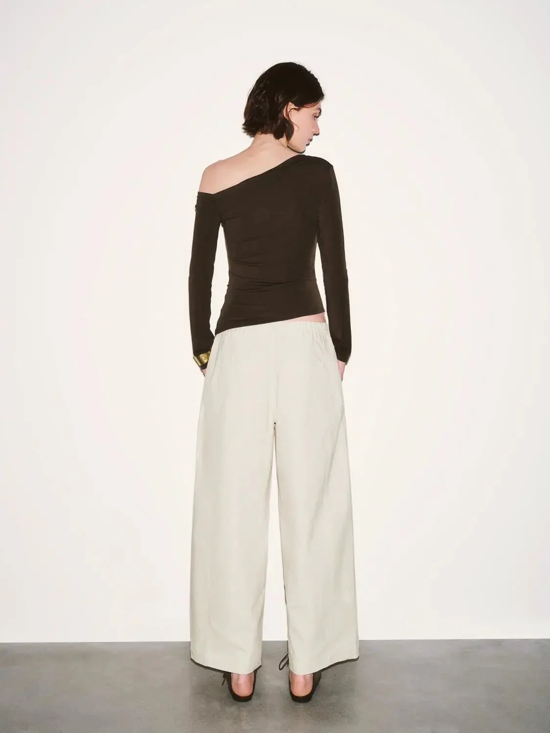 18181-lyocell-blend-cinched-one-shoulder-long-sleeve-t-shirt-6.webp Lyocell Blend Cinched One Shoulder Long Sleeve T Shirt