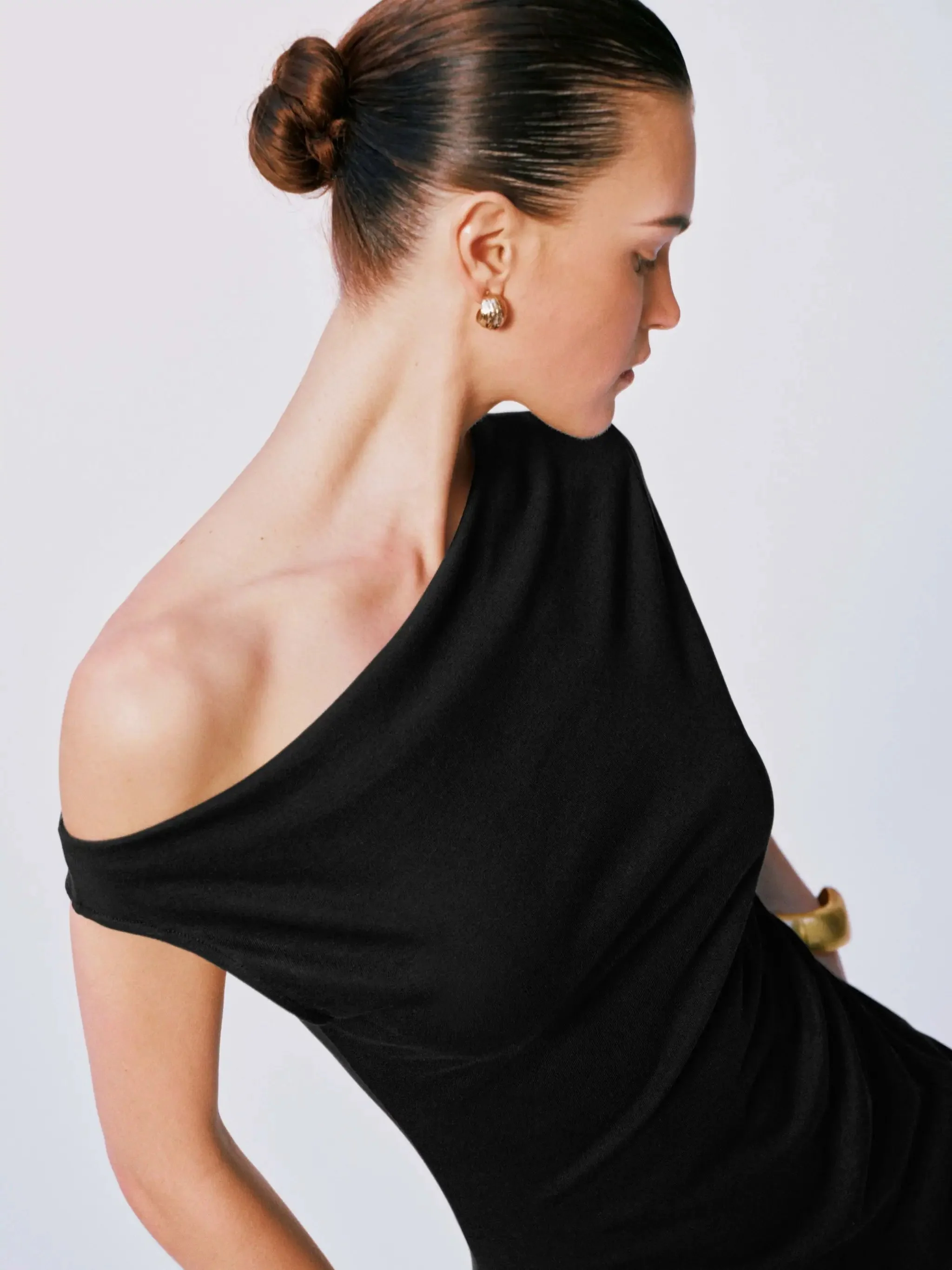 1840-asymmetric-one-shoulder-ruched-knit-silhouette-top-3.webp Asymmetric One Shoulder Ruched Knit Silhouette Top