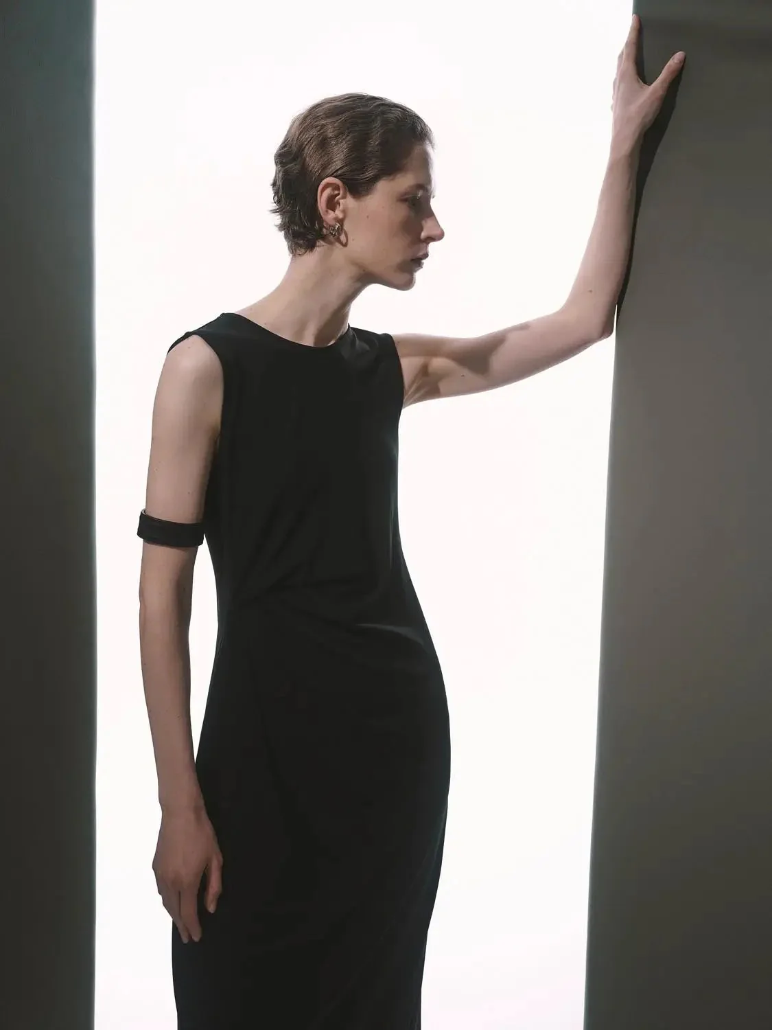 1846-elegant-black-nipped-waist-sleeveless-midi-dresses-2.webp Elegant Black Nipped-Waist Sleeveless Midi Dresses