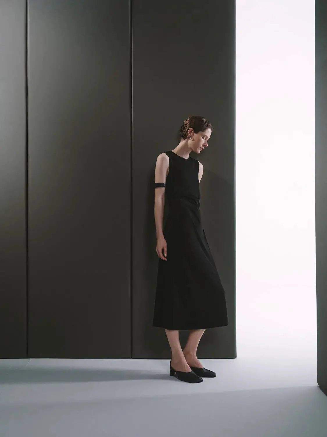 1846-elegant-black-nipped-waist-sleeveless-midi-dresses-4.webp Elegant Black Nipped-Waist Sleeveless Midi Dresses