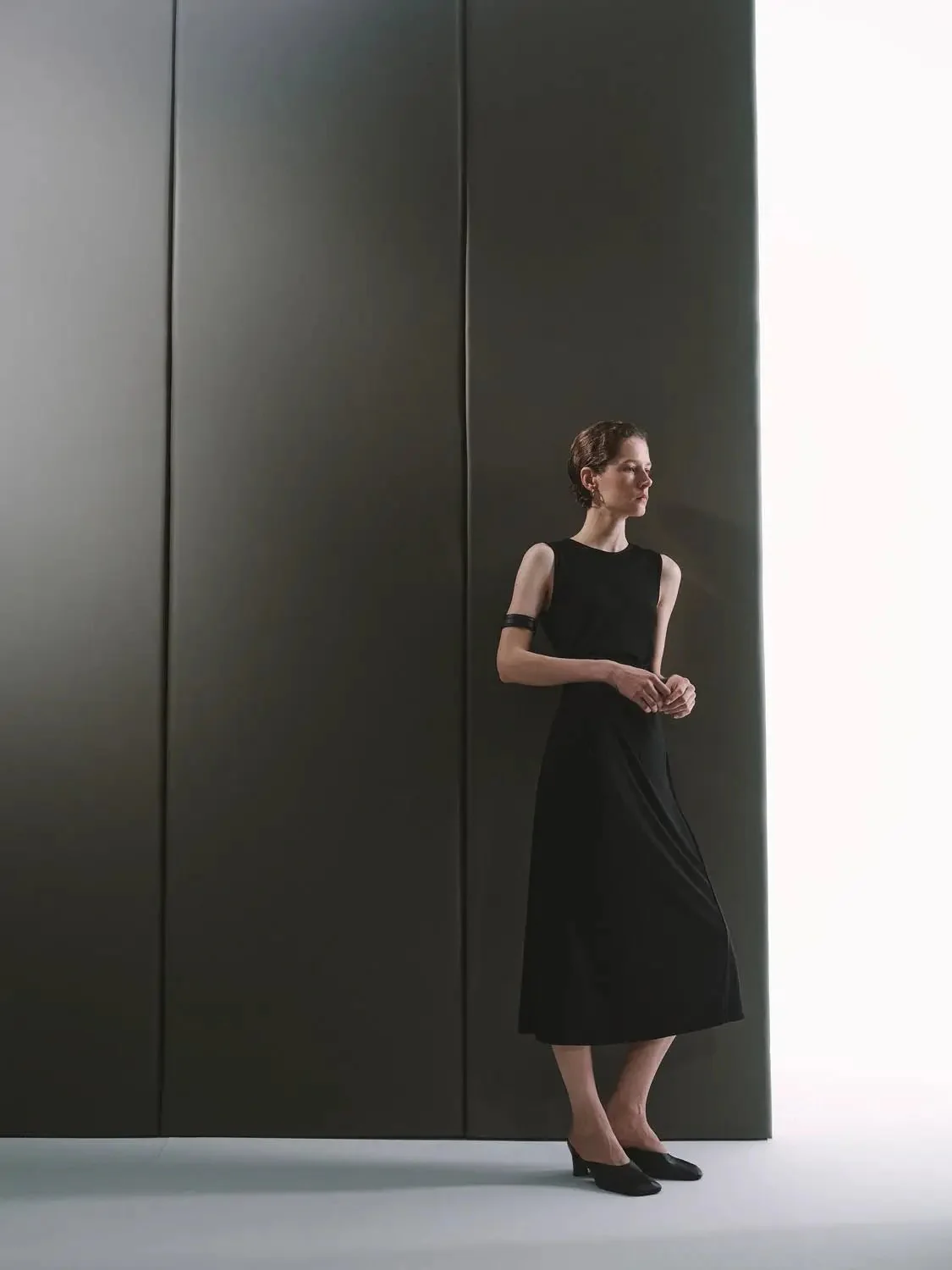 1846-elegant-black-nipped-waist-sleeveless-midi-dresses-5.webp Elegant Black Nipped-Waist Sleeveless Midi Dresses