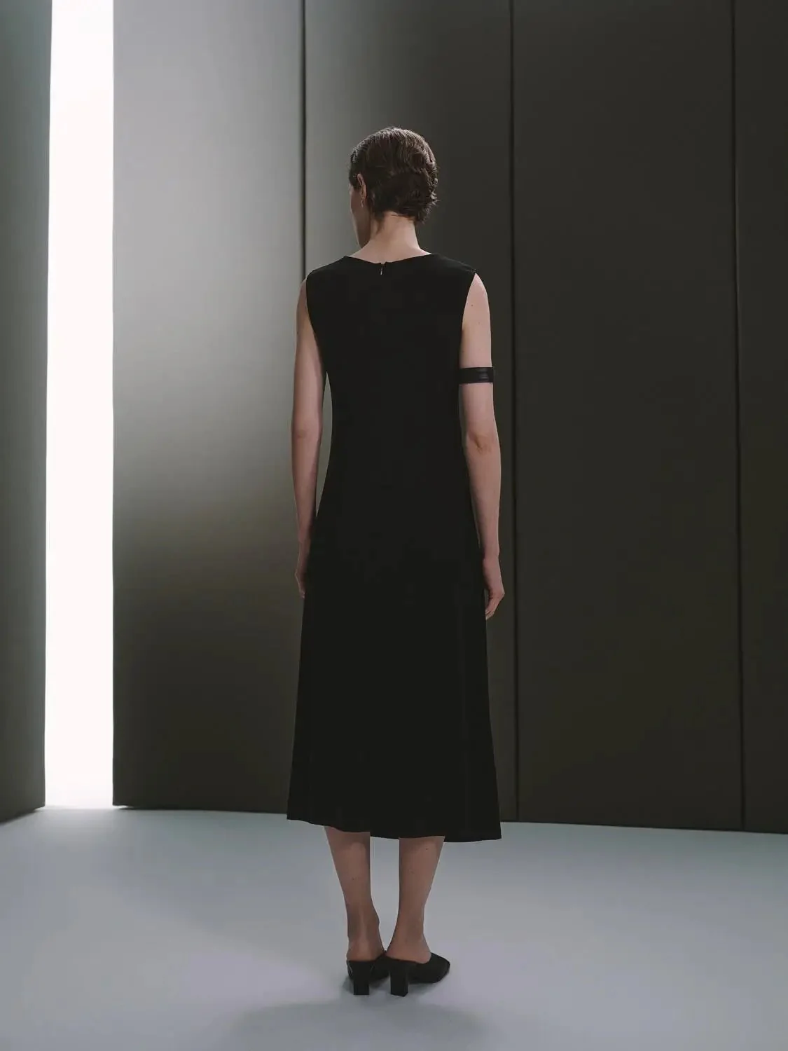 1846-elegant-black-nipped-waist-sleeveless-midi-dresses-6.webp Elegant Black Nipped-Waist Sleeveless Midi Dresses