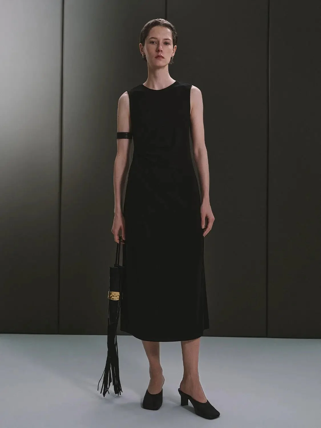 1846-elegant-black-nipped-waist-sleeveless-midi-dresses-9.webp Elegant Black Nipped-Waist Sleeveless Midi Dresses