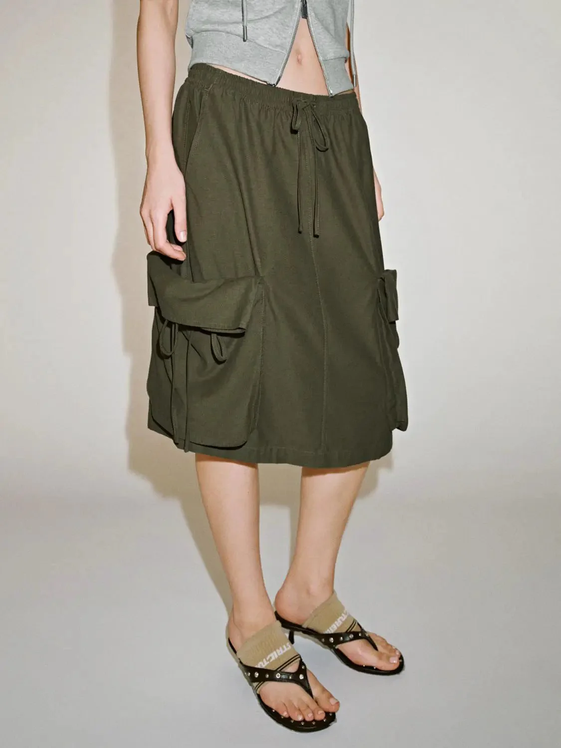 18535-olive-cotton-drawstring-cargo-flap-pockets-midi-skirts-3.webp Olive Cotton Drawstring Cargo Flap Pockets Midi Skirts